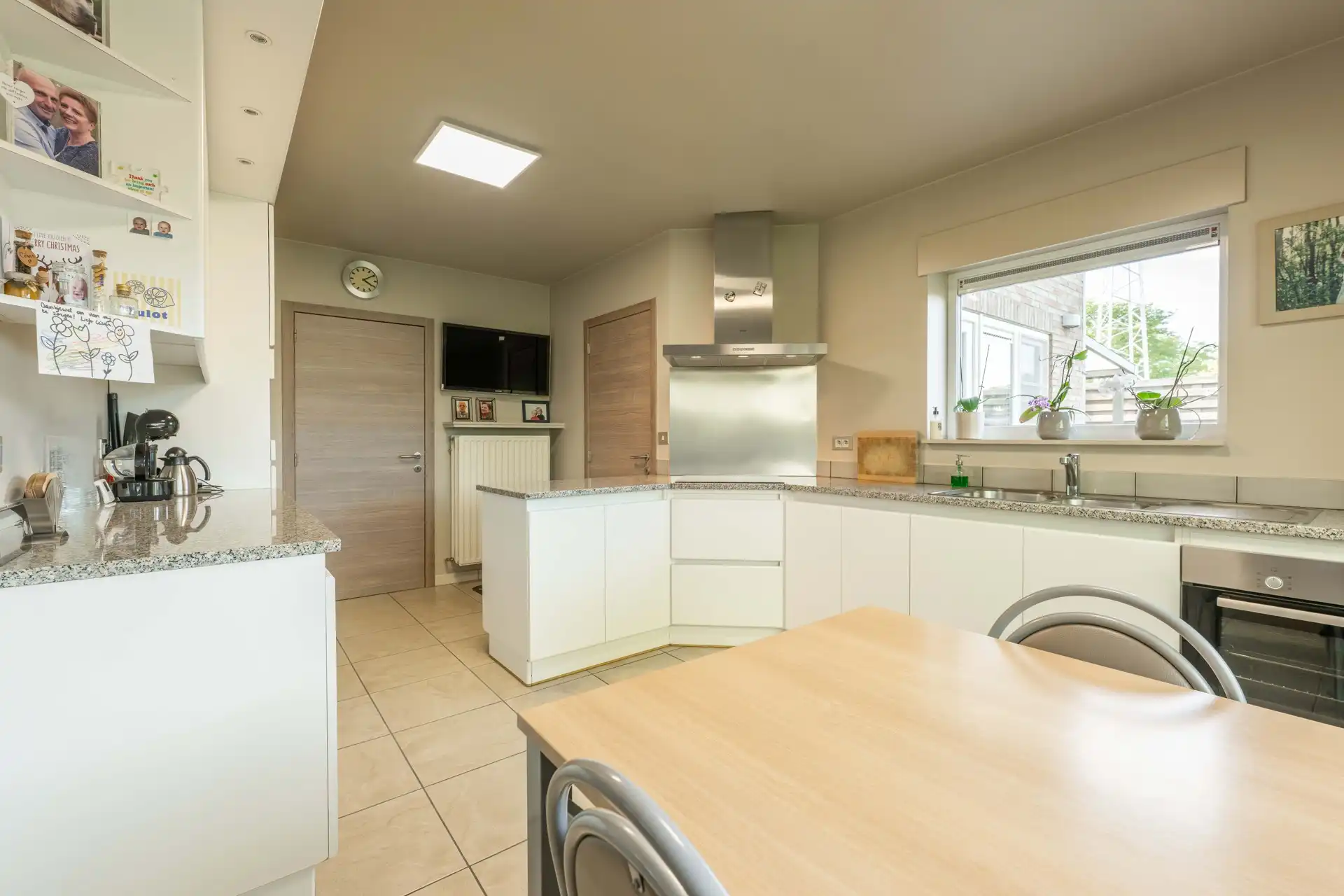 Knappe, verzorgde alleenstaande hedendaagse woning met 3 slaapkamers, garage en een prachtige aangelegde tuin TE KOOP in Wielsbeke! foto 11