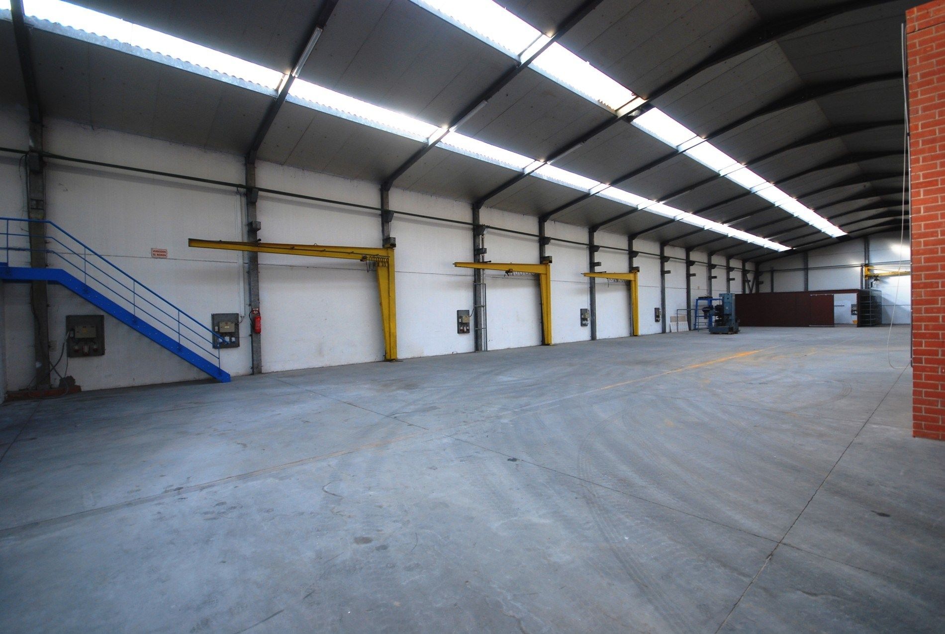 VEELZIJDIGE RUIME LOODS VAN 1150 M² MET BURELEN EN TOONZAAL  foto 4