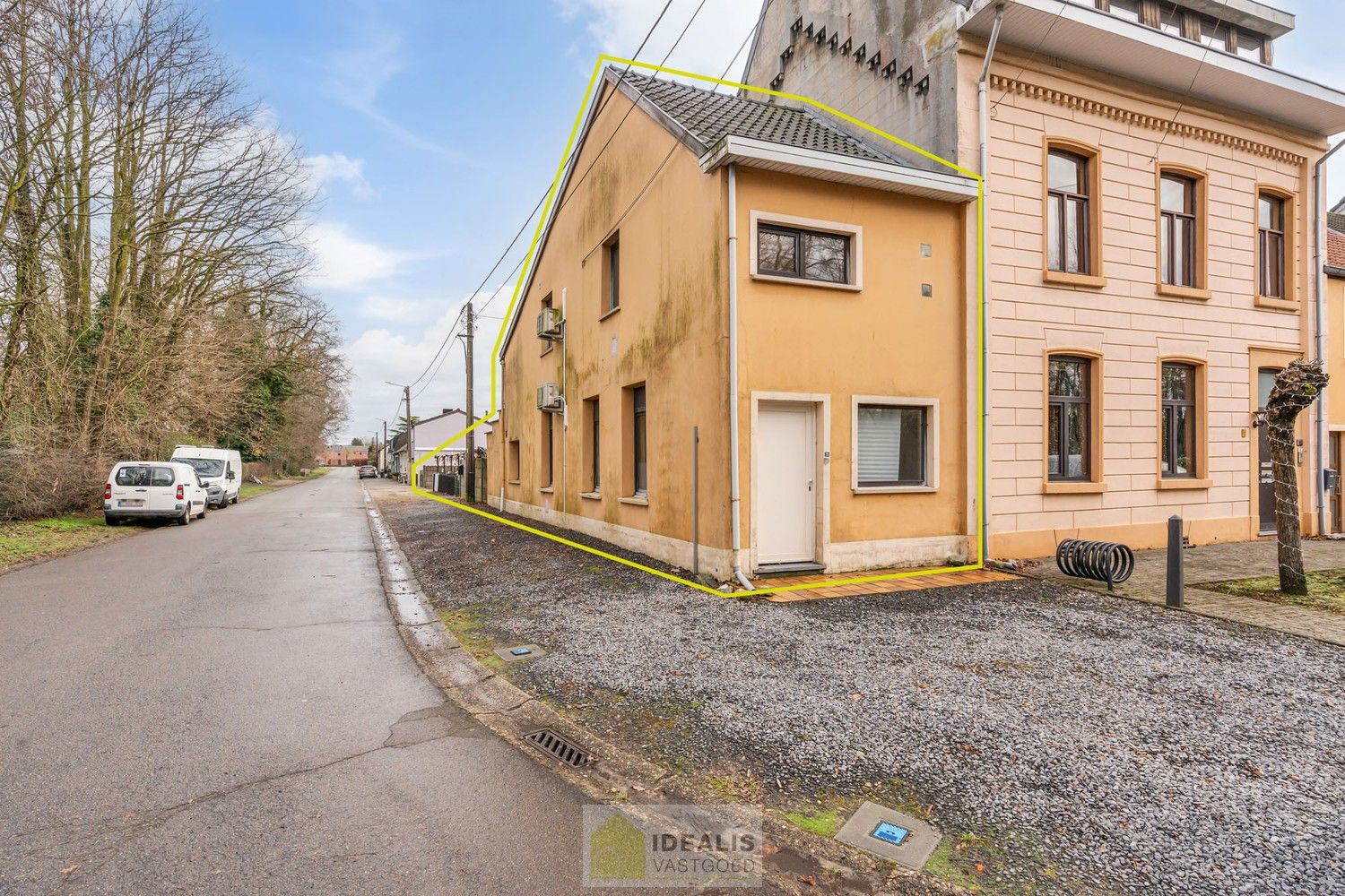 IDEALIS VASTGOED – CHARMANTE EENGEZINSWONING TE WIJCHMAAL, PEER! Deze woning omvat ca. 102m² bewoonbare oppervlakte op een perceel van 2a24ca met op het gelijkvloers inkomhal, bureau, woonkamer, keuken, toilet en berging. Op de verdieping 2 slaapkamers, dressing (mogelijkheid tot 3de slaapkamer in dressing) en badkamer. Uiterst geschikt voor kandidaten op zoek naar een betaalbare woning. foto {{pictureIndex}}