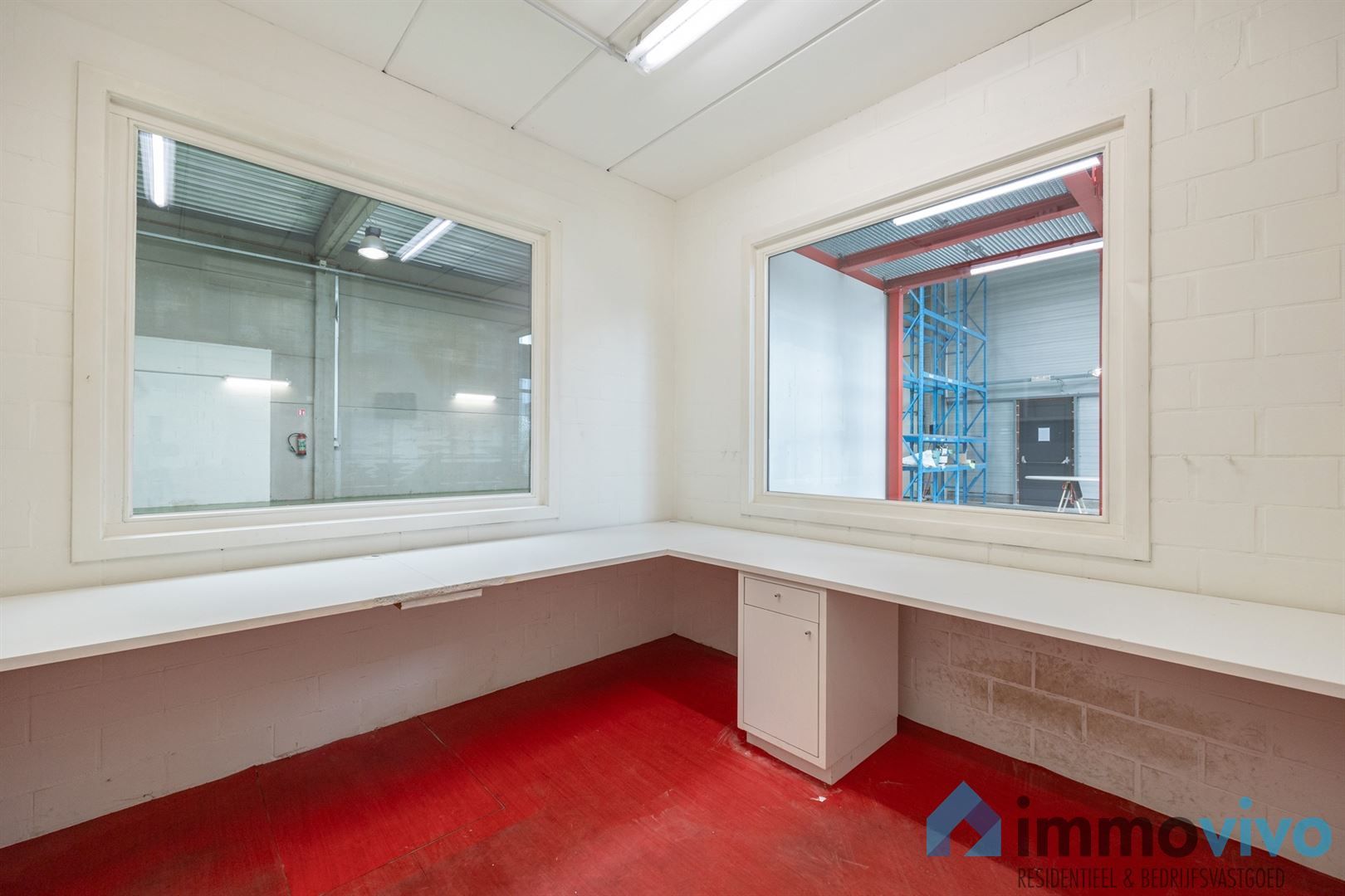 Instapklare KMO-unit van 400 m² met 160 m² kantoor en 5 pp. op toplocatie foto 14