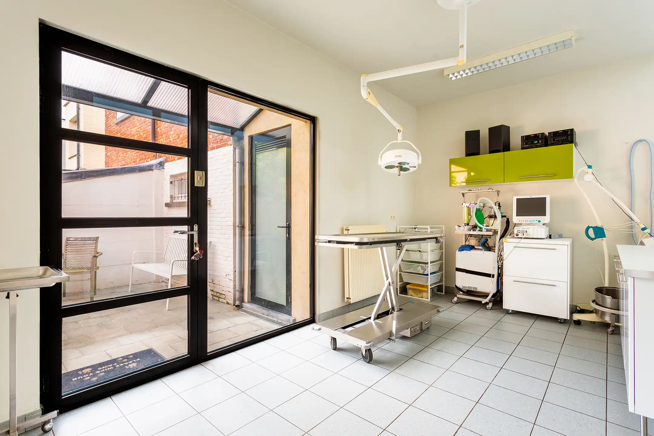 Ruim handelsgelijkvloers op toplocatie te Hove centrum foto 8