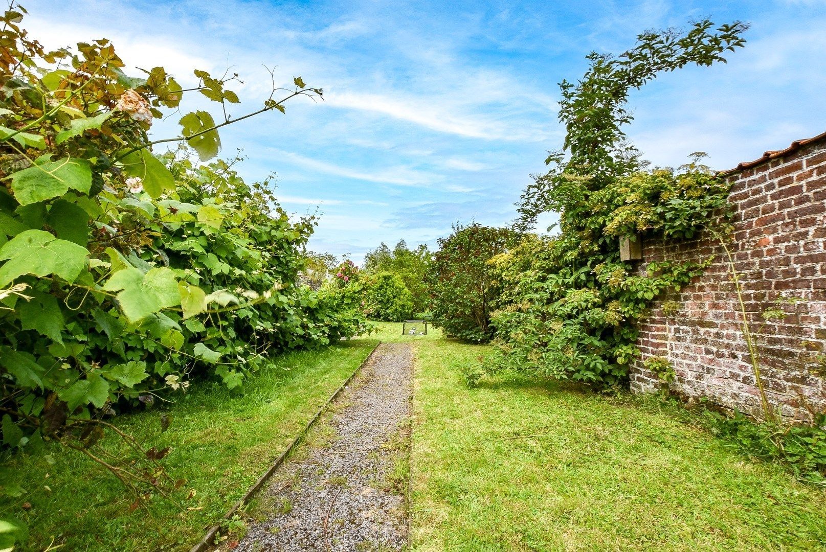 Met smaak gerenoveerde woning op een perceel van 747m² met toegang langs de zijkant. foto 21