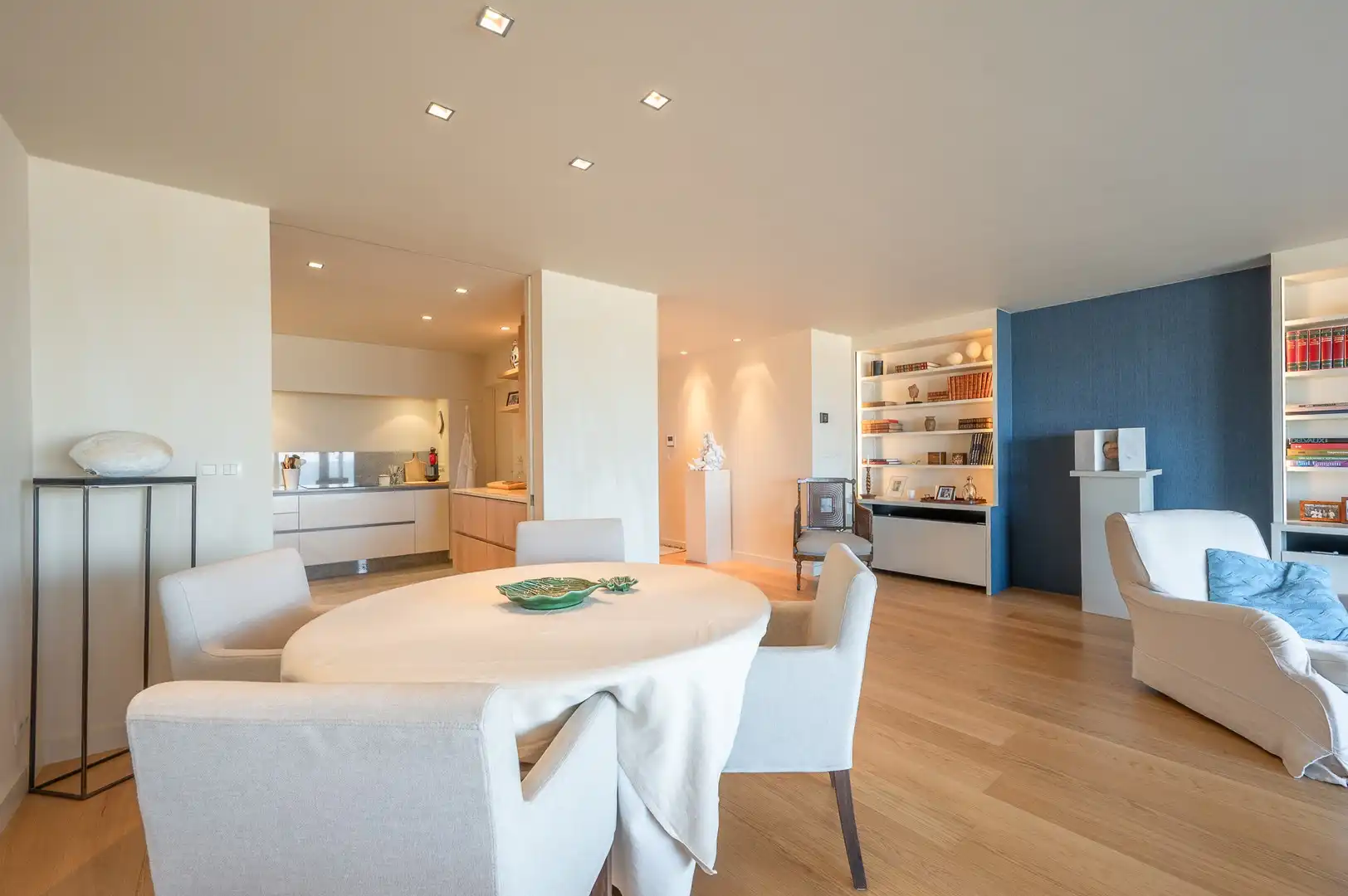 Prachtig appartement met frontaal zeezicht gelegen in hartje het Zoute met 6 meter gevelbreedte. foto 9