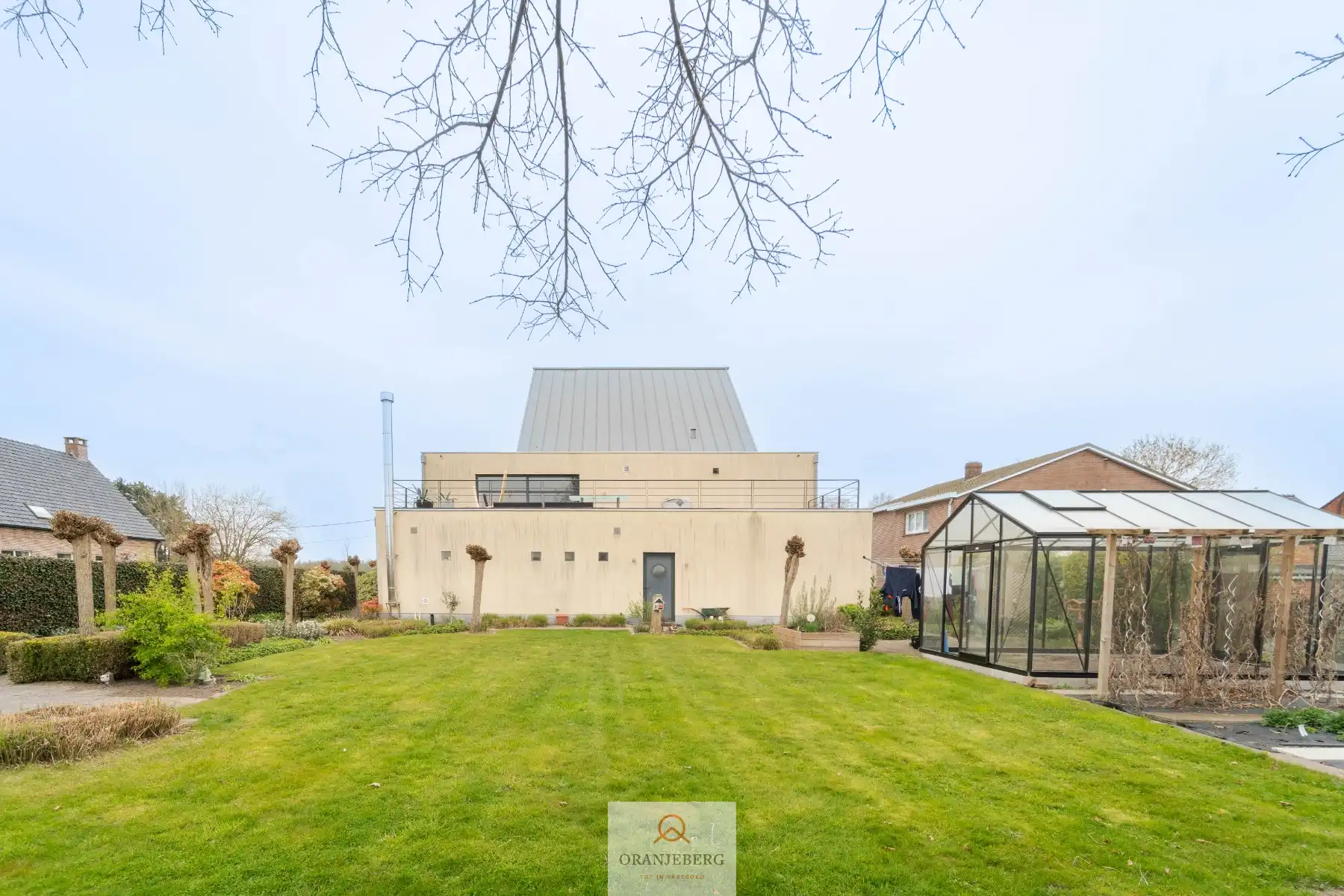 Magazijn met kantoor en woonst foto {{pictureIndex}}