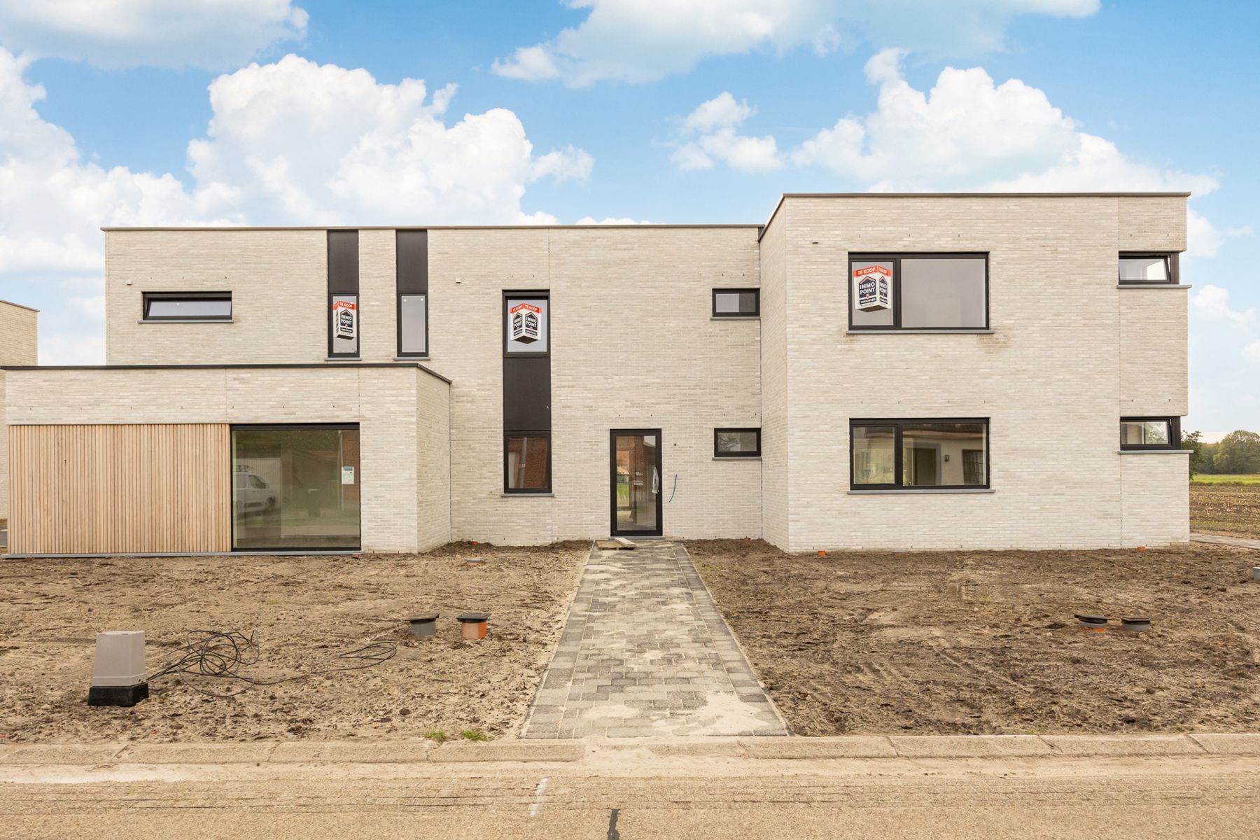 Woning met 3 slaapkamers en carport/fietsenberging op perceel van ca 366m² foto {{pictureIndex}}