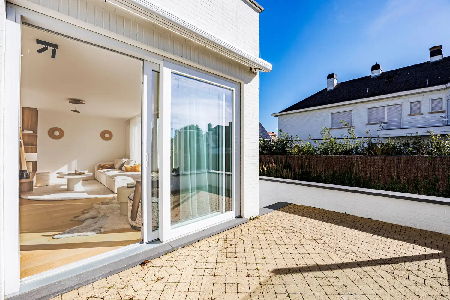 Stijlvolle vrijstaande villa met schitterende zongerichte terrassen, uitstekend gelegen op een boogscheut van het strand foto 4