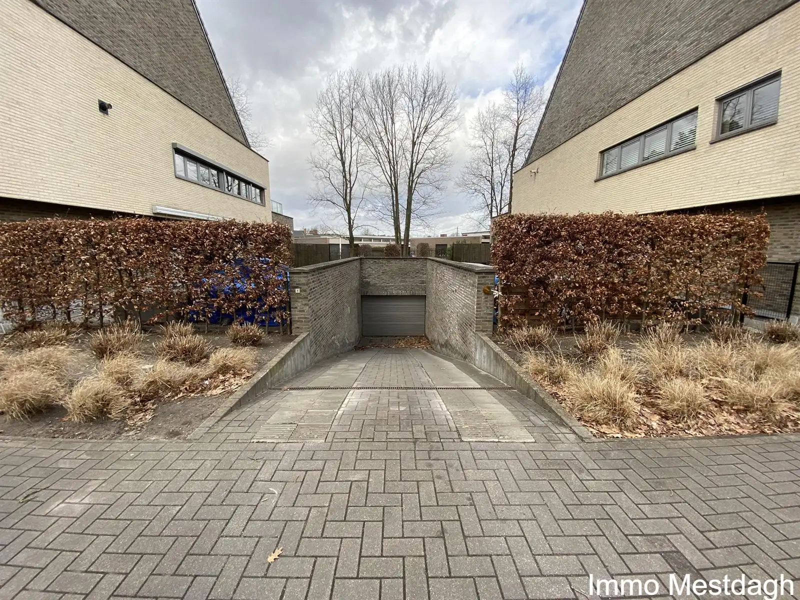 Ondergrondse staanplaats(en), in- & uitrijpoort met afstandsbediening. foto 2