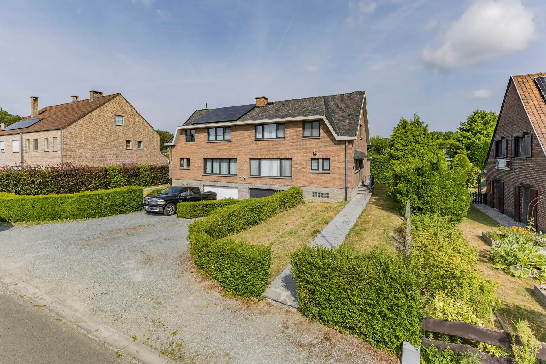 Goed gelegen woning met drie slaapkamers en garage foto {{pictureIndex}}