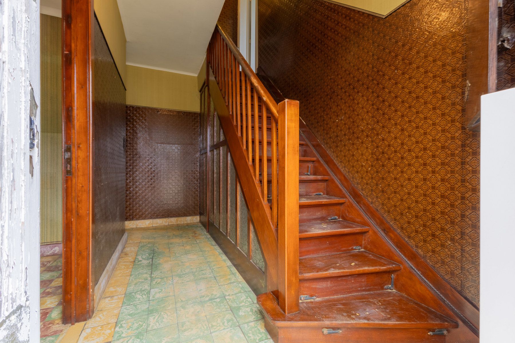 Gunstig gelegen te renoveren driegevelwoning foto 3