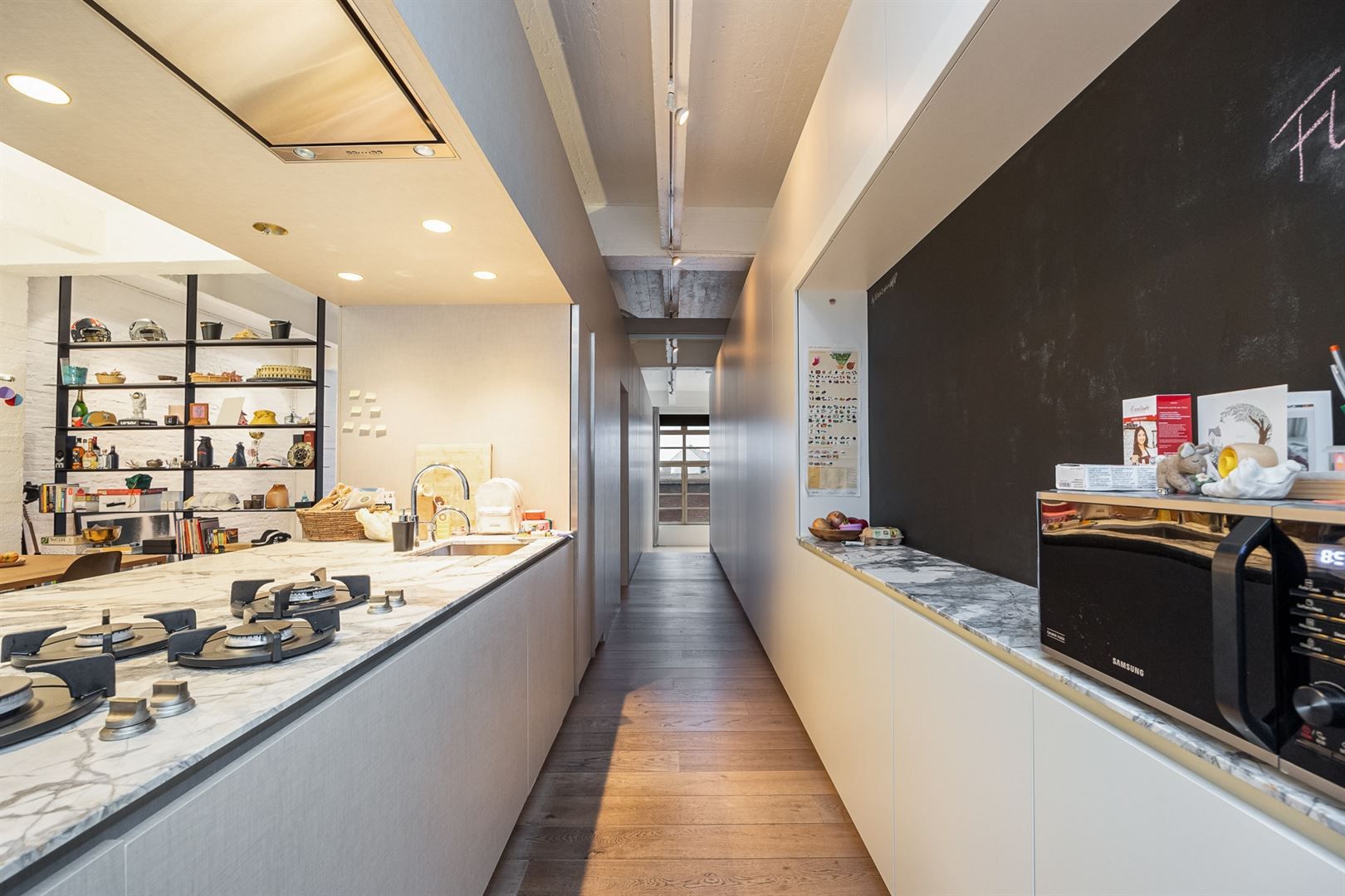 XXL loft met industriële ziel en terras foto 8