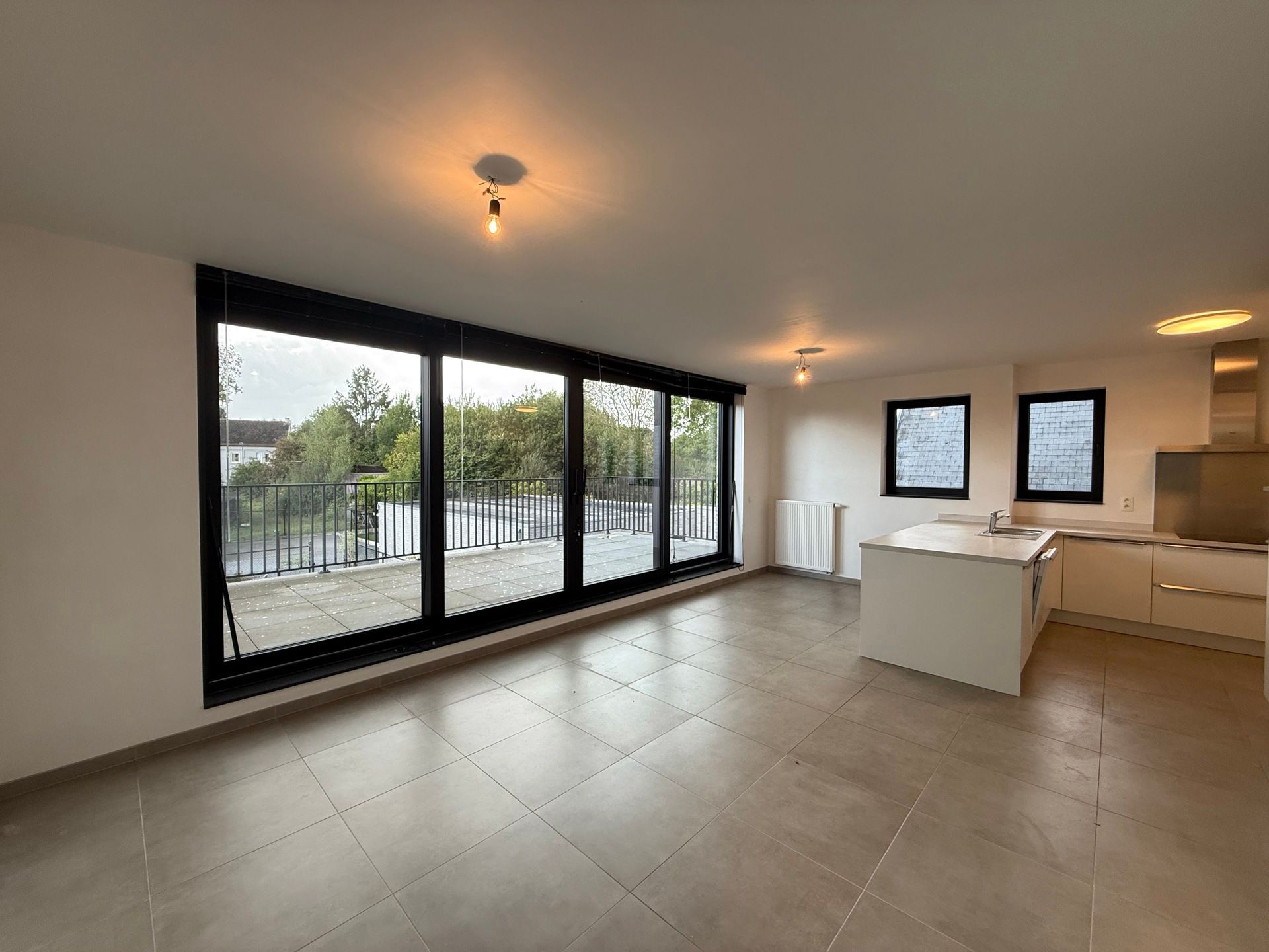 NIEUWERKERKEN - Recent appartement mét garage en staanplaats. foto 4