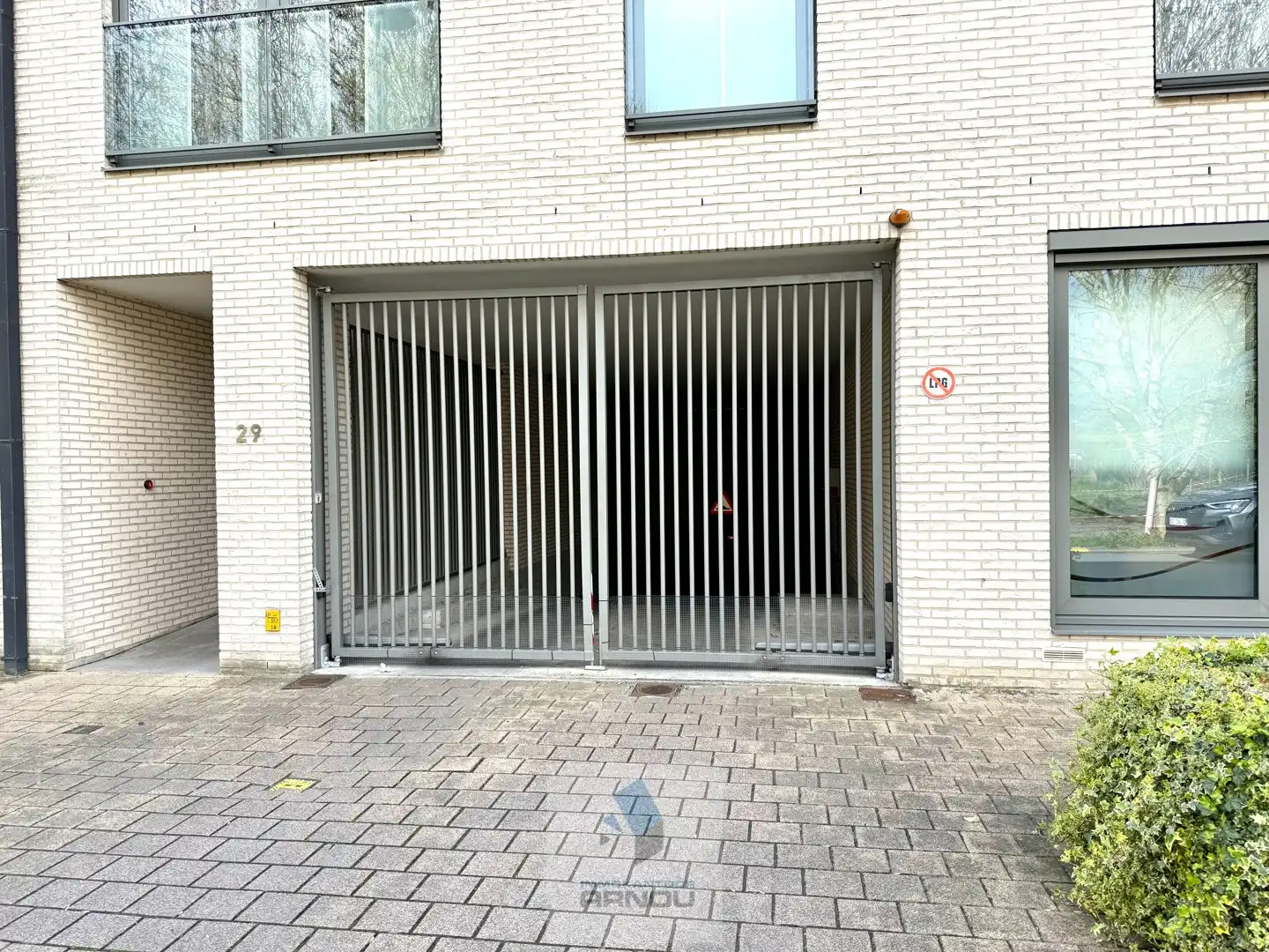 Ondergrondse enkele parkeerplaats foto 2