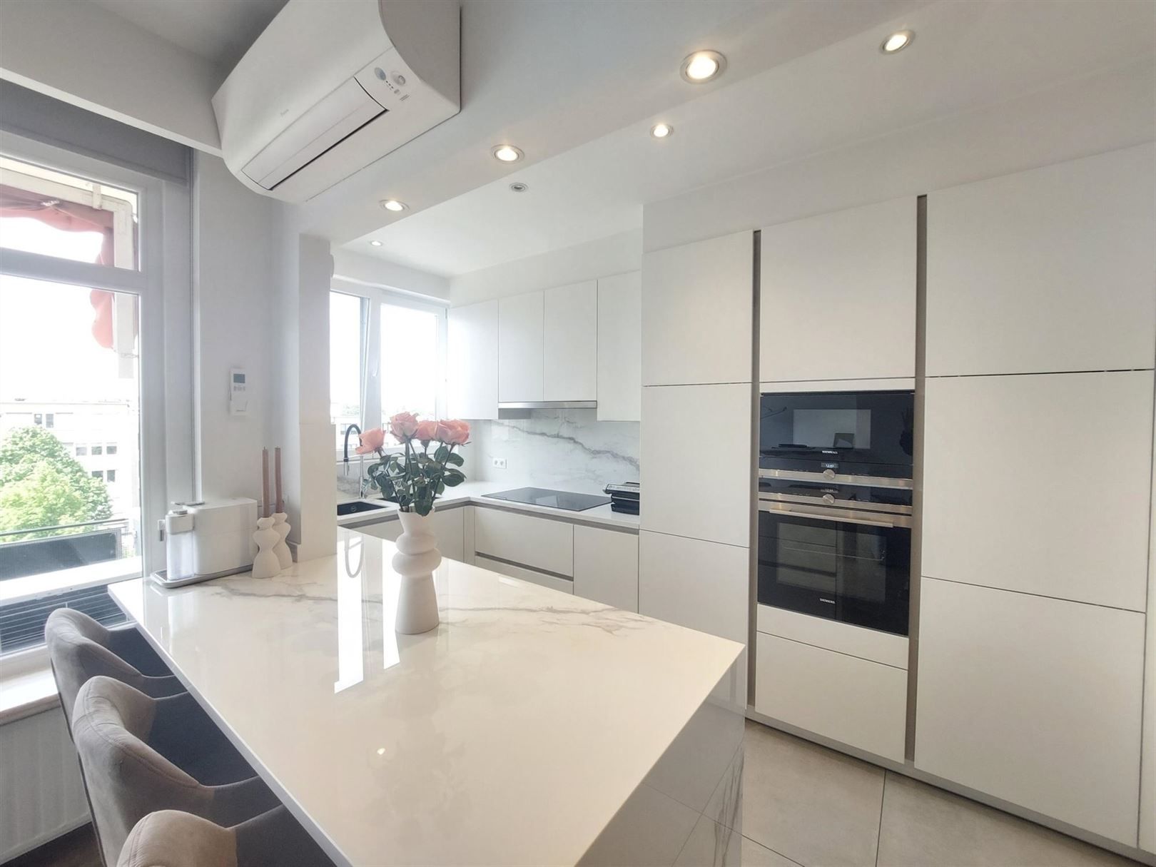 Volledig gerenoveerd appartement met 2 slpks en terras foto 3