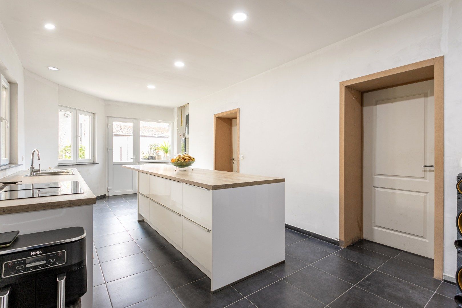 Gerenoveerde woning met 4 slaapkamers en opslagplaats foto 8