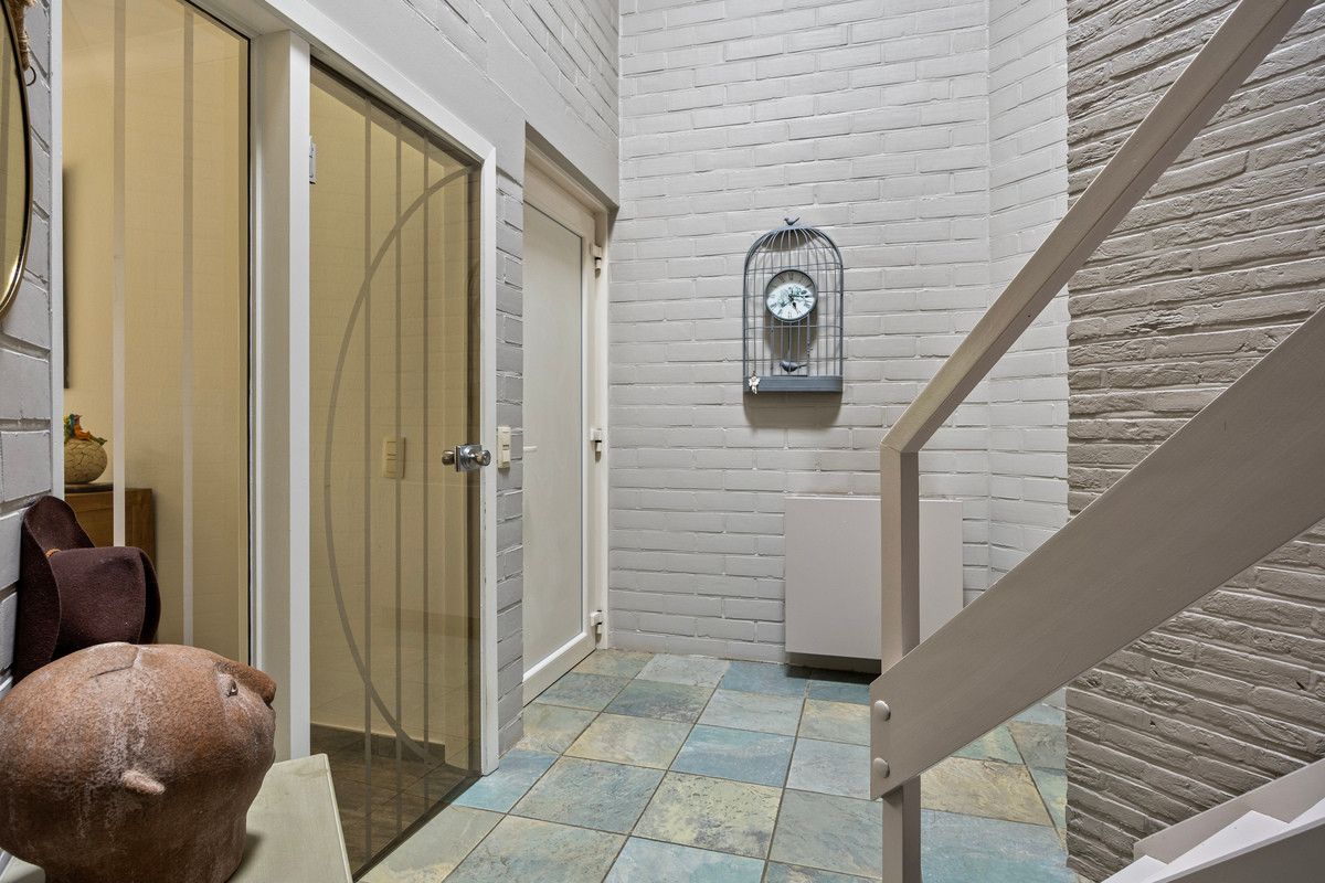 TIJDLOZE PAREL IN HET GROEN - STIJLVOL GERENOVEERDE VRIJSTAANDE WONING MET PRAKTIJK- OF BUREAURUIMTE OP RUIM PERCEEL VAN 13A31CA. foto 5