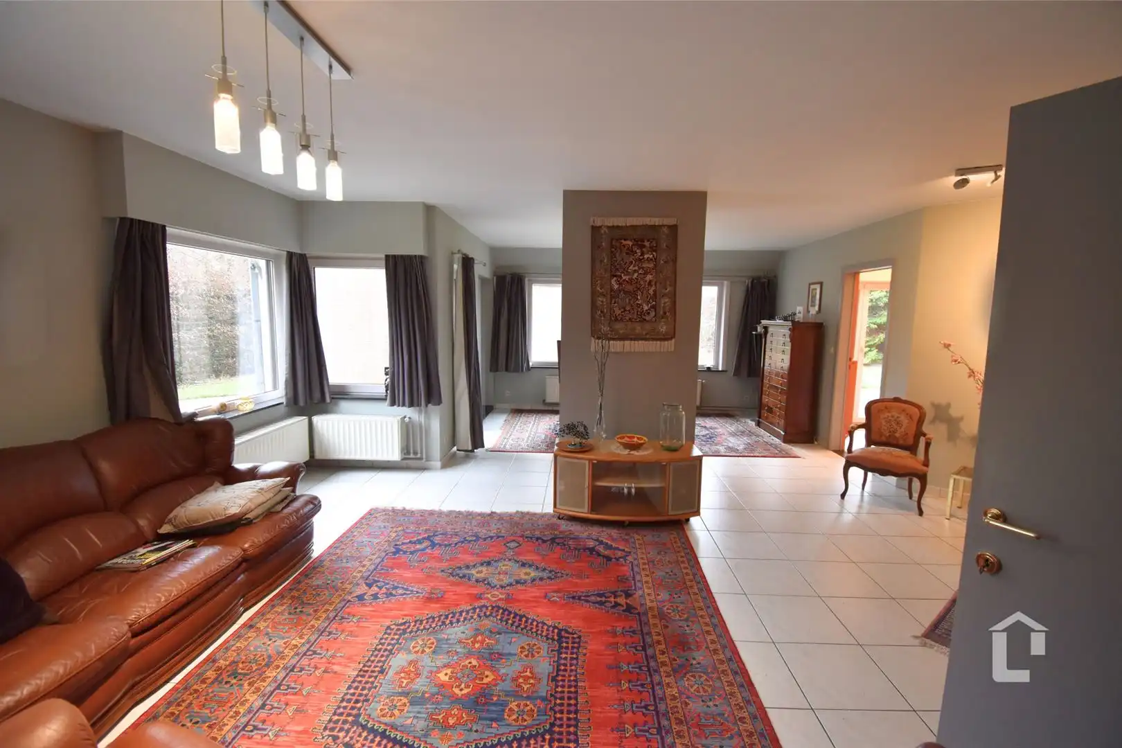 Ruime, unieke villa met bureaus in woonwijk foto 4