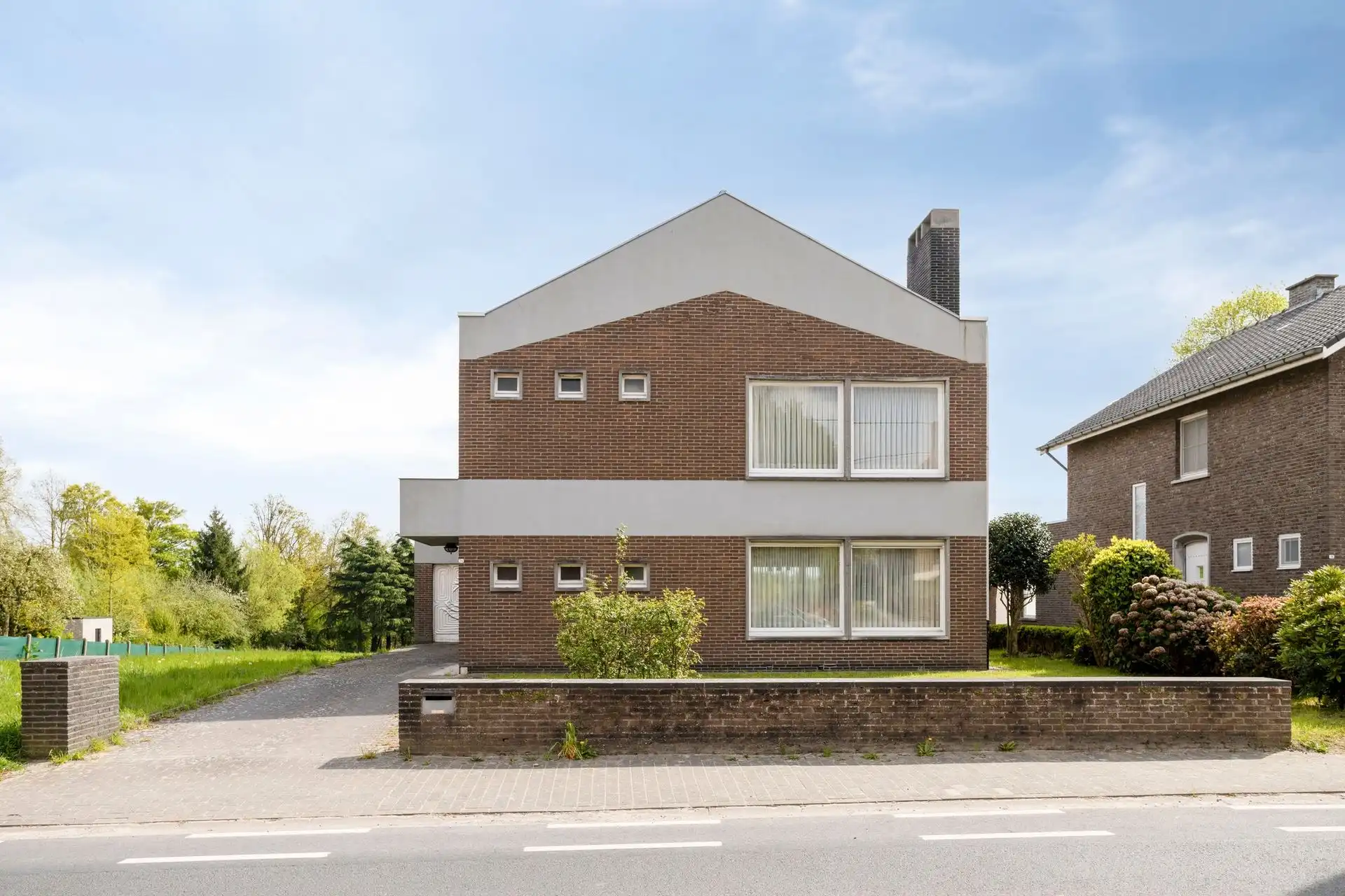 Ruime, degelijke woning, 4 slpks., op 993m² grond. foto {{pictureIndex}}