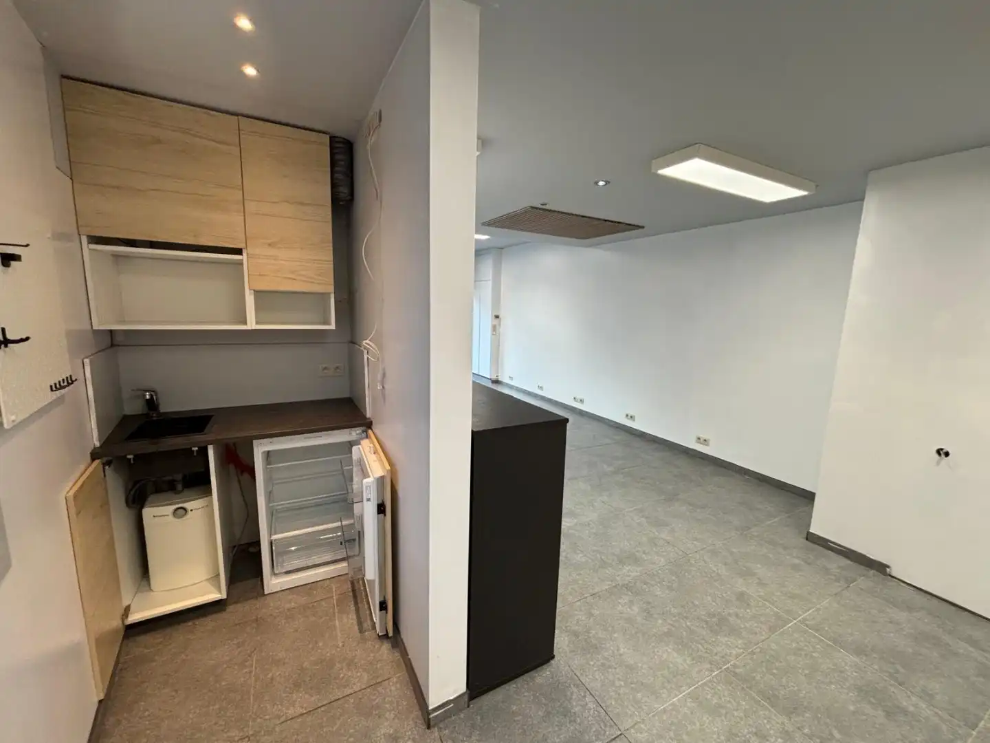 Polyvalante ruimte te huur op topligging in Sijsele! foto 5