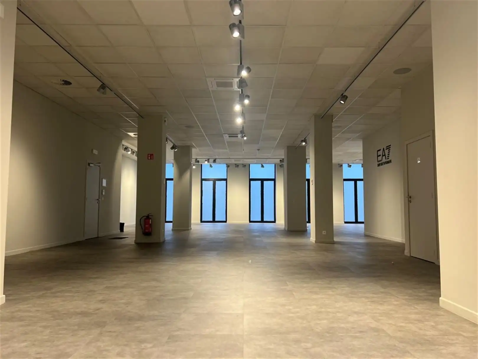 Voormalige showroom van Italiaans modemerk nabij Antwerpen-Centraal foto 9