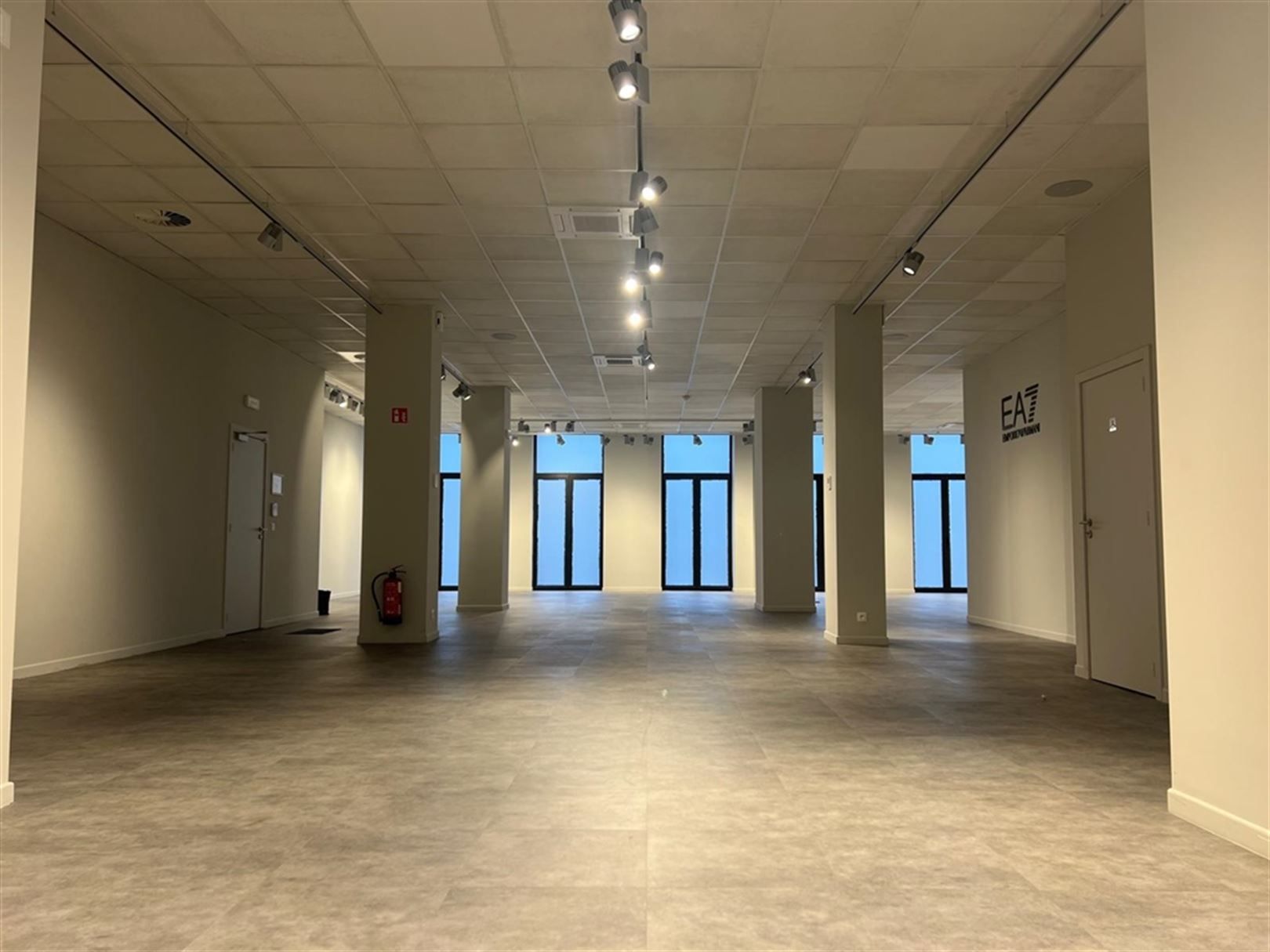 Voormalige showroom van Italiaans modemerk nabij Antwerpen-Centraal foto 9