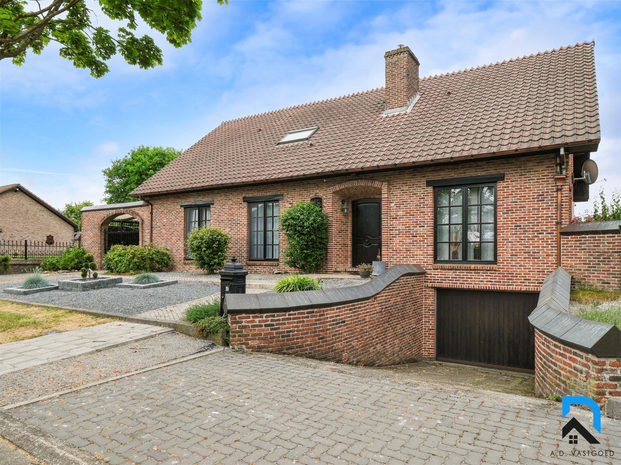 Ruime woning met 5 slaapkamers op toplocatie foto {{pictureIndex}}