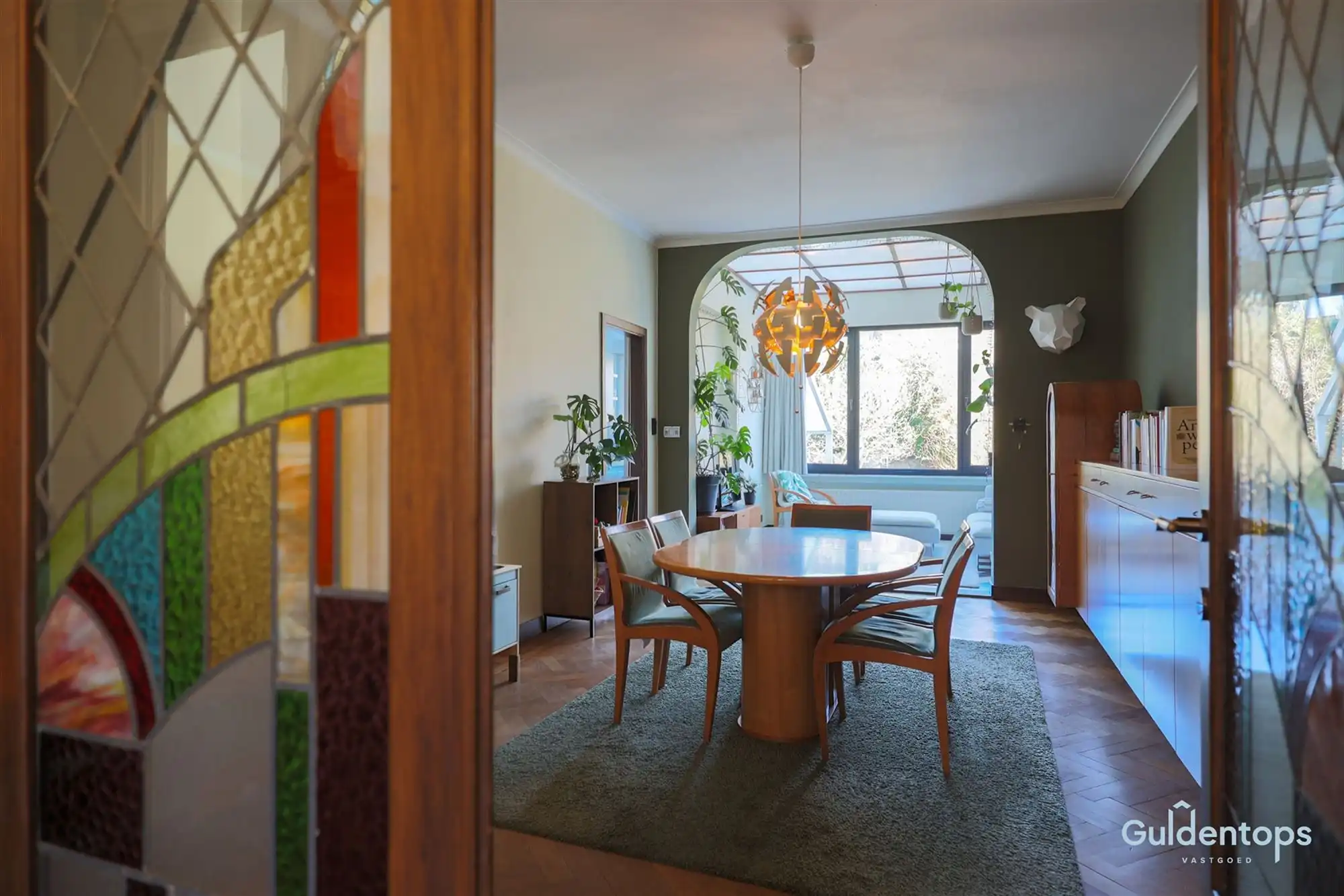 Knappe goed gelegen architectenwoning met mooie tuin foto 5