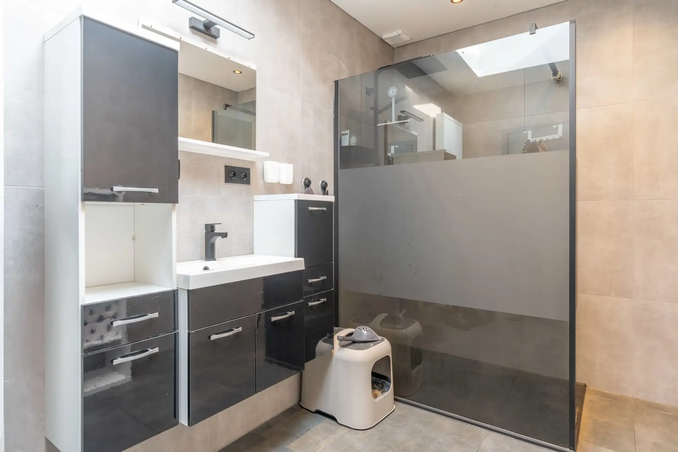 Recent gerenoveerde woning (2023) met 2 slaapkamers en gezellige stadstuin. foto 13