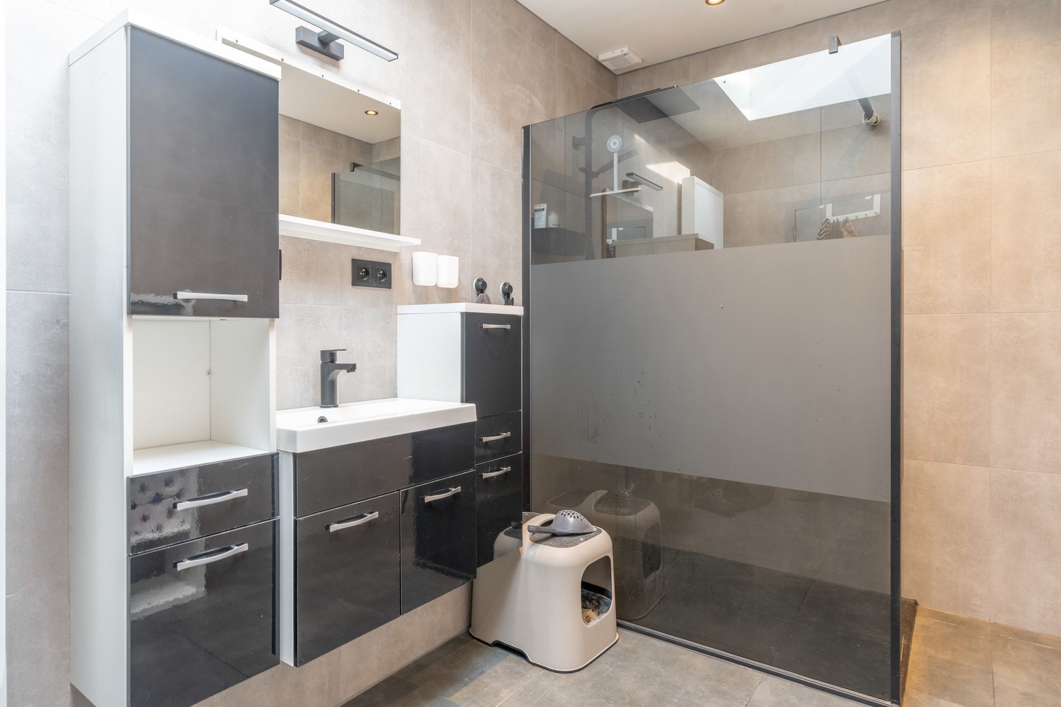 Recent gerenoveerde woning (2023) met 2 slaapkamers en gezellige stadstuin. foto 13