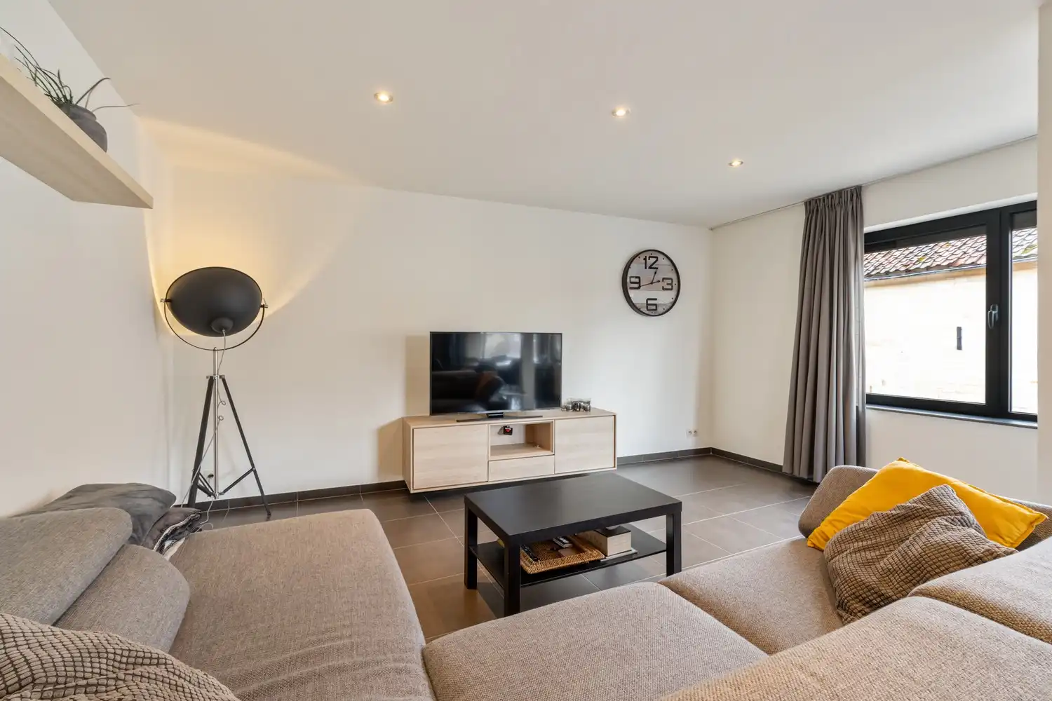 Ruim, modern appartement met huiselijk comfort en dubbele garage in hartje Herderen foto 3