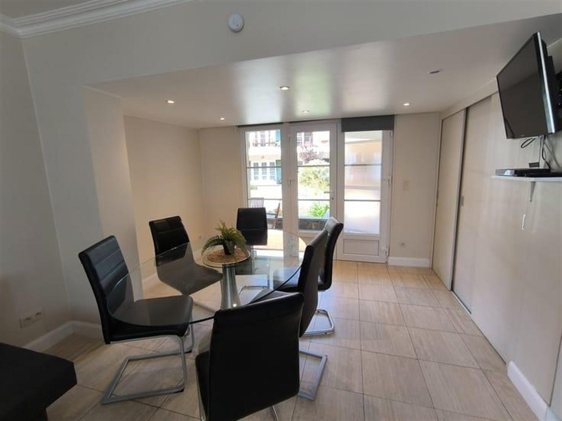 Ruim 2 slaapkamer appartement met zonnig terras.  foto 2