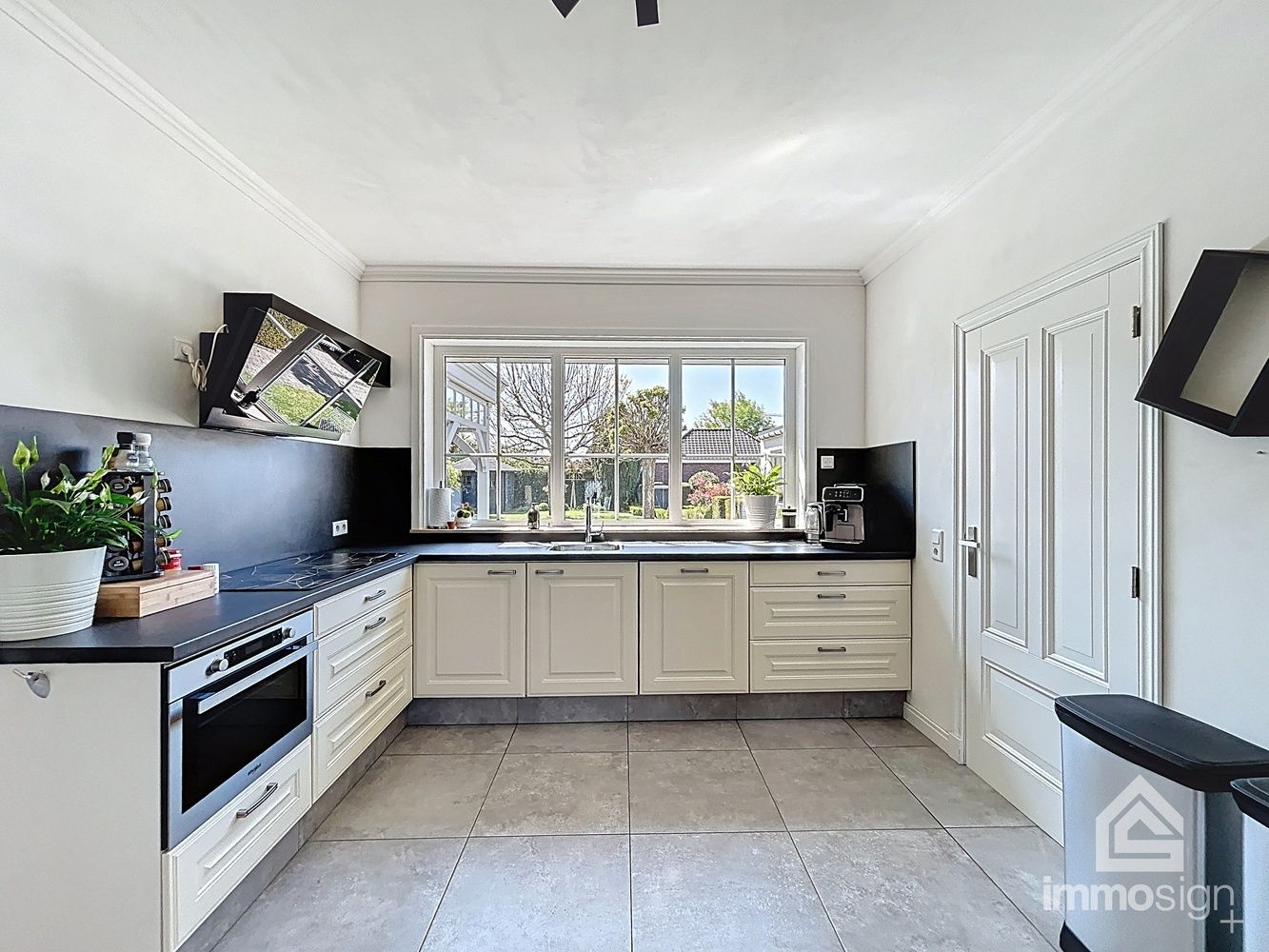 Instapklare gezinswoning met 3 slaapkamers, 2 badkamers, vrijstaande garage en prachtige tuinkamer foto 23