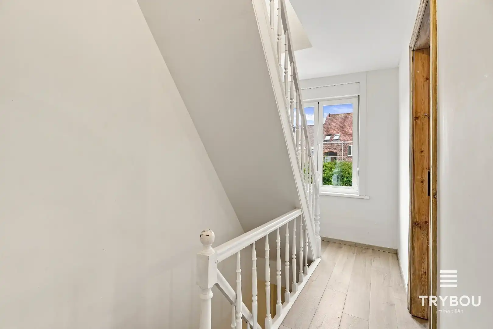 Ruime rijwoning in het centrum van Ieper! foto 11