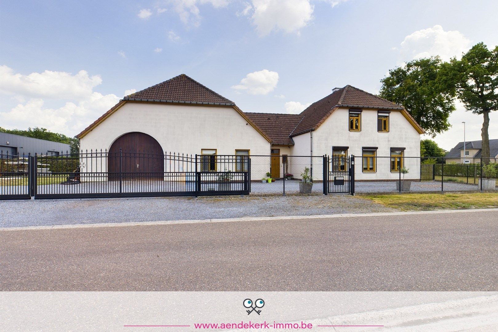 Bedrijfspand met riante conciërgewoning op een goede zichtbare locatie foto 1