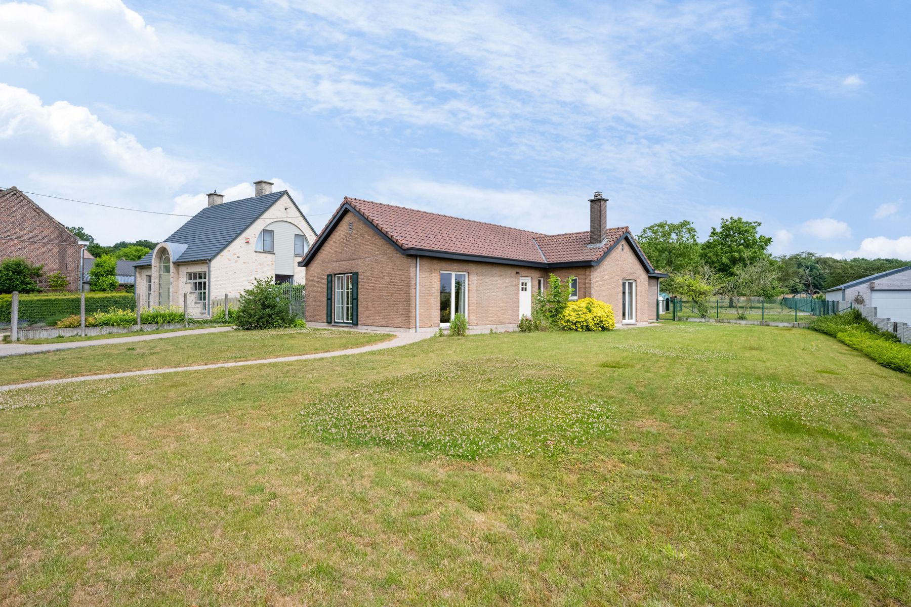 Rustig gelegen bungalow met bijhorende weide, stal en garage foto 2