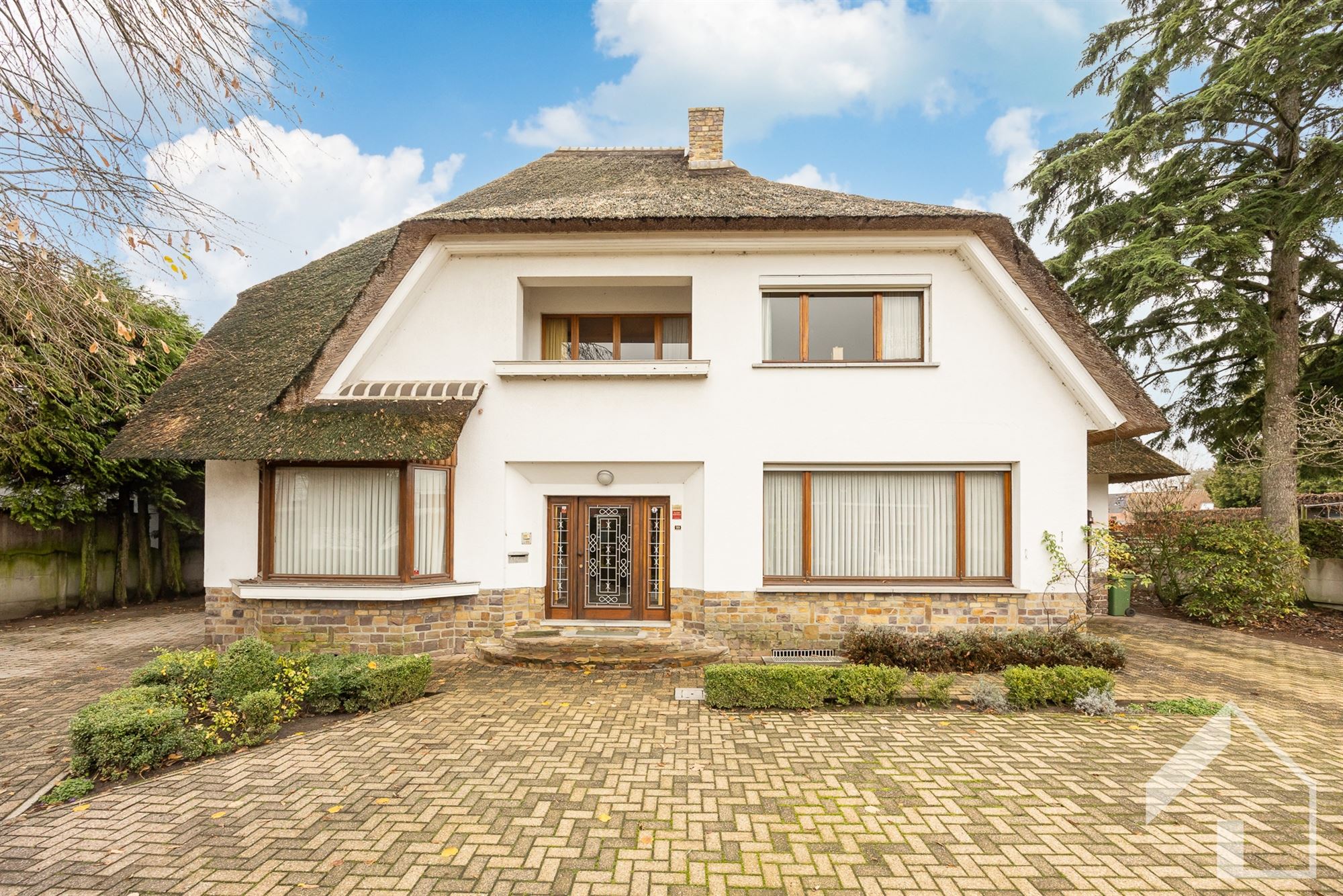 Hoofdfoto van de publicatie: Te renoveren, karaktervolle villa in het centrum van Pulle