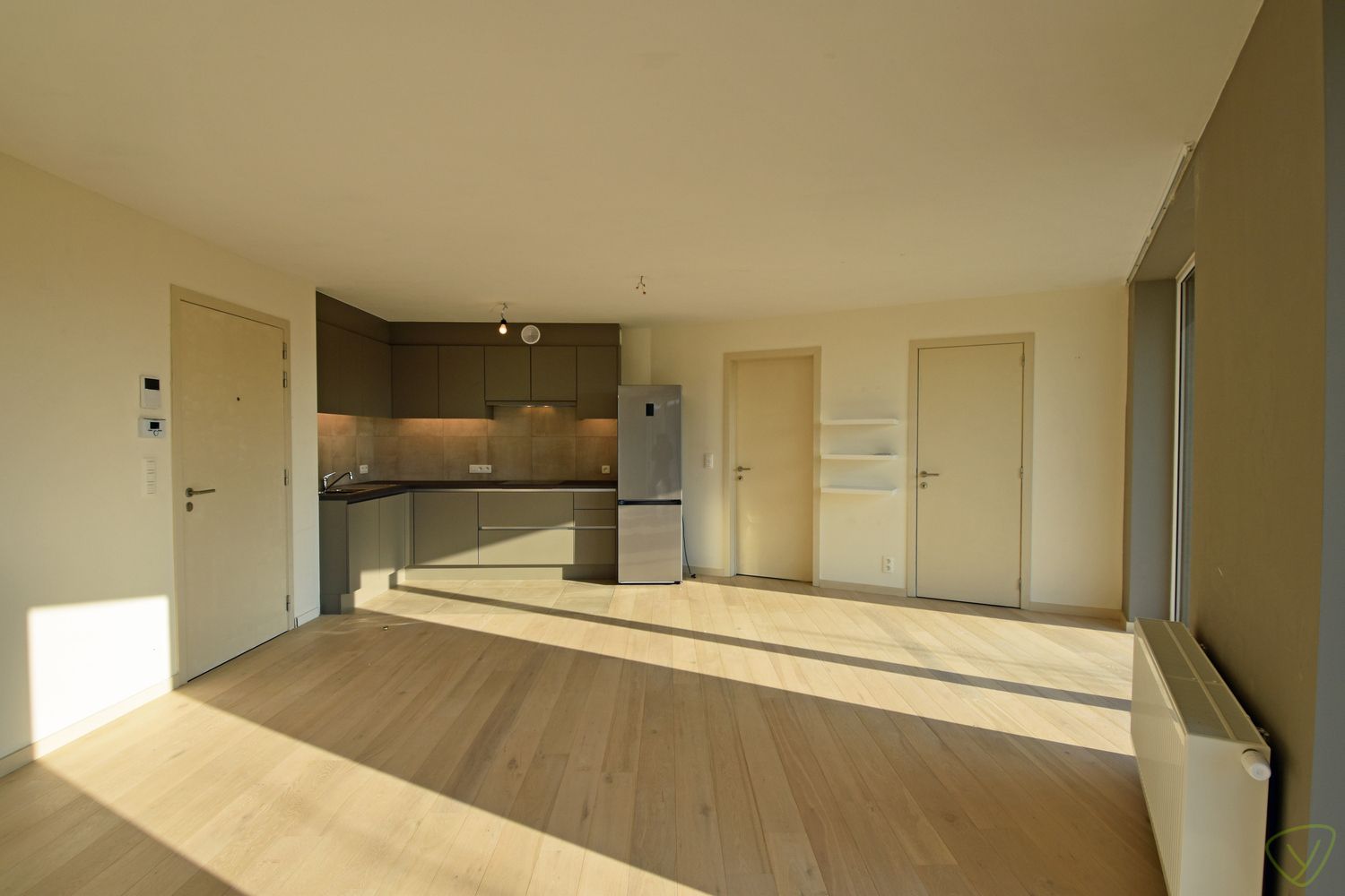 Zonnig gelijkvloers appartement te huur met centrale ligging! foto 3