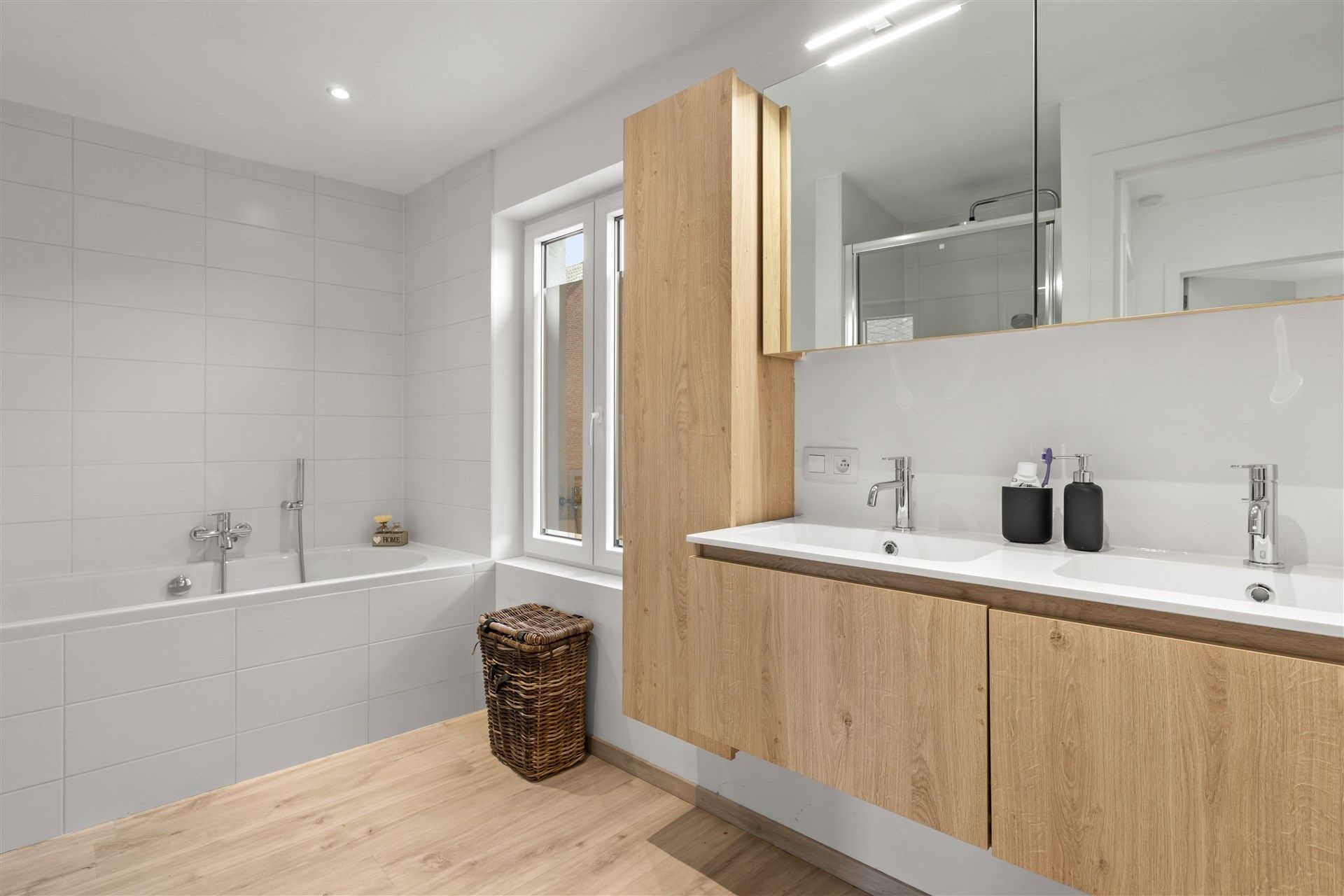 Moderne gezinswoning met 3 slaapkamers en bureau.  foto 17