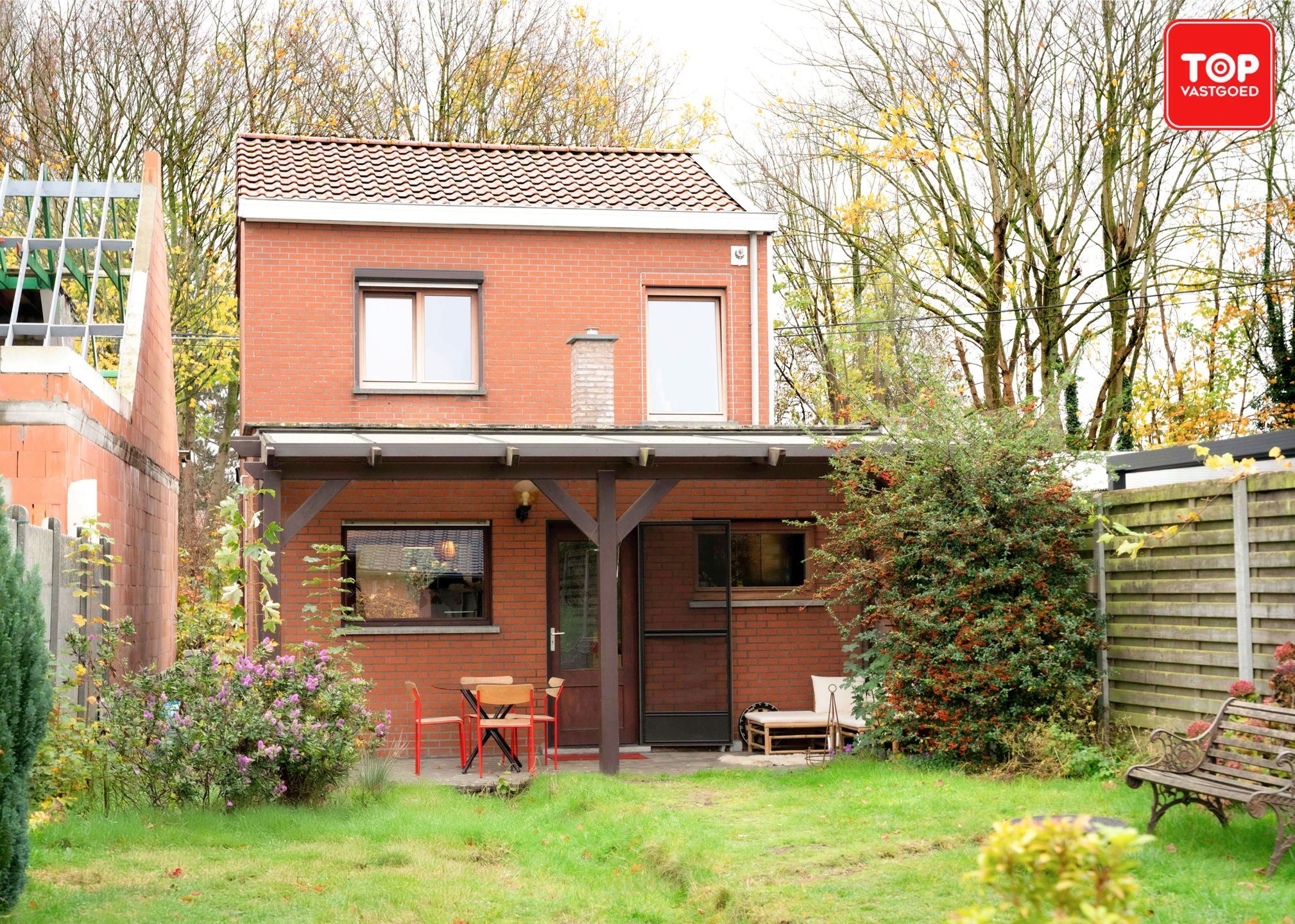 Woning met mooie tuin en ingang via de achtergelegen garage.  foto 18