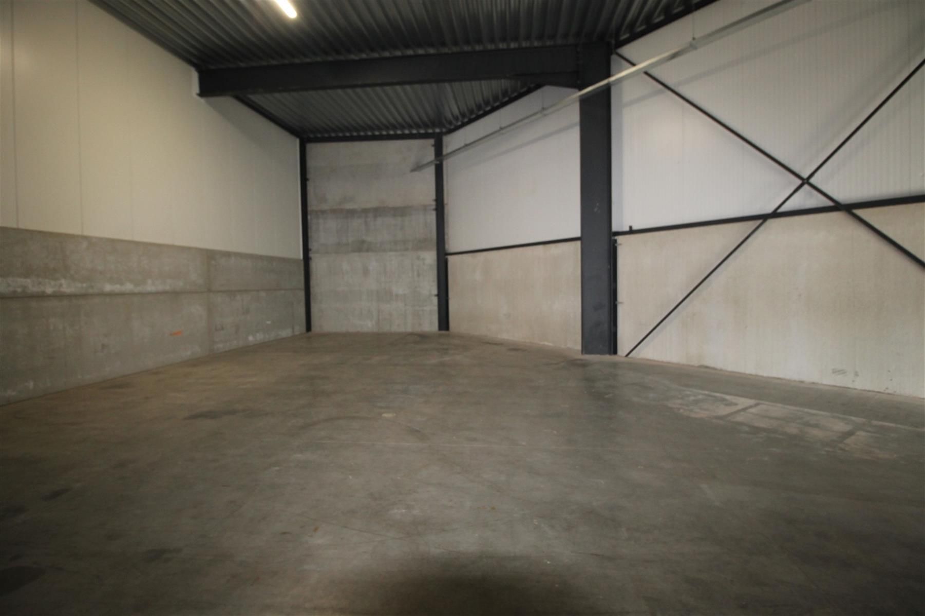 Een opslag - / bedrijfsruimte van 163 m², zijnde de vierde rechts achteraan gelegen. foto 3