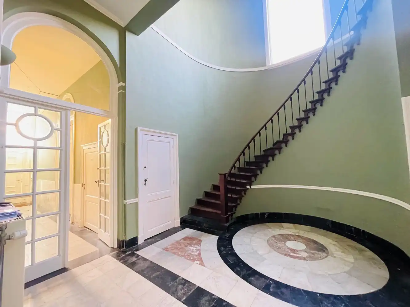 Brugge,aan de SINT-ANNAREI , DUBBEL APPARTEMENT( 250m²)  in een herenhuis  vooraan zicht op de Sint-Annarei, achteraan zicht op een grote gemeenschappelijke tuin,2  livings, 2 keukens, 4 slaapkamers, 2 badkamers. foto 28