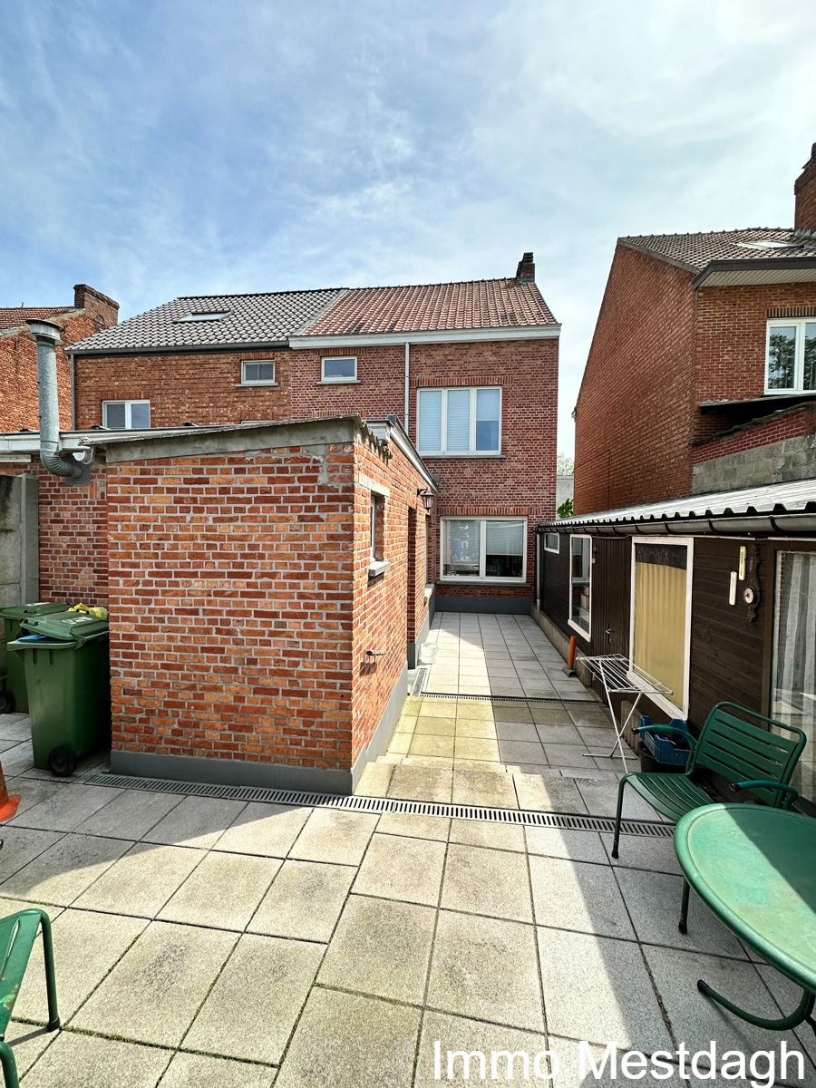 Instapklare degelijke koppelwoning met garage en tuin. foto 15