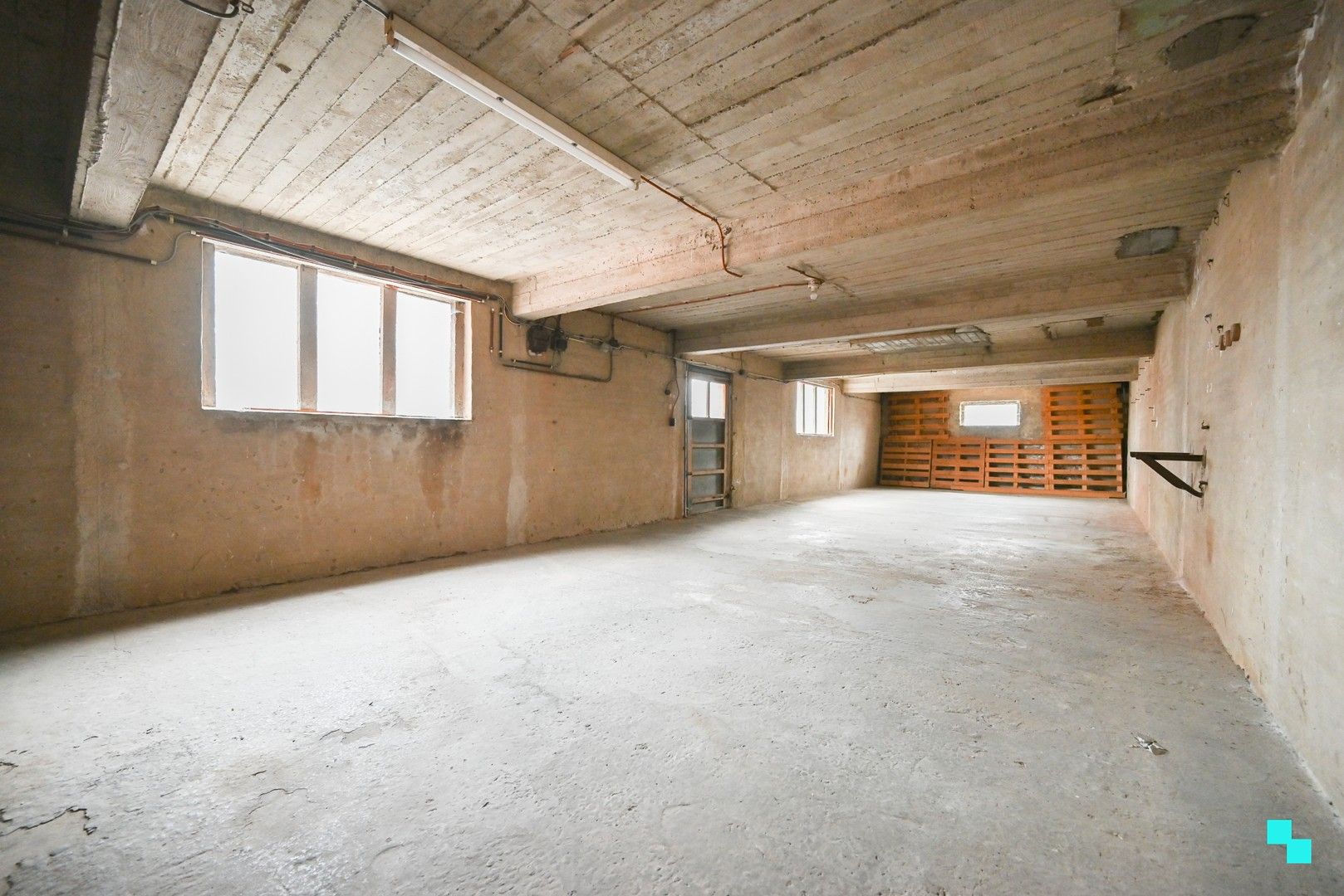 Ruime opslagplaats met voorliggende parkeerplaats te Izegem, Bosmolens foto 19