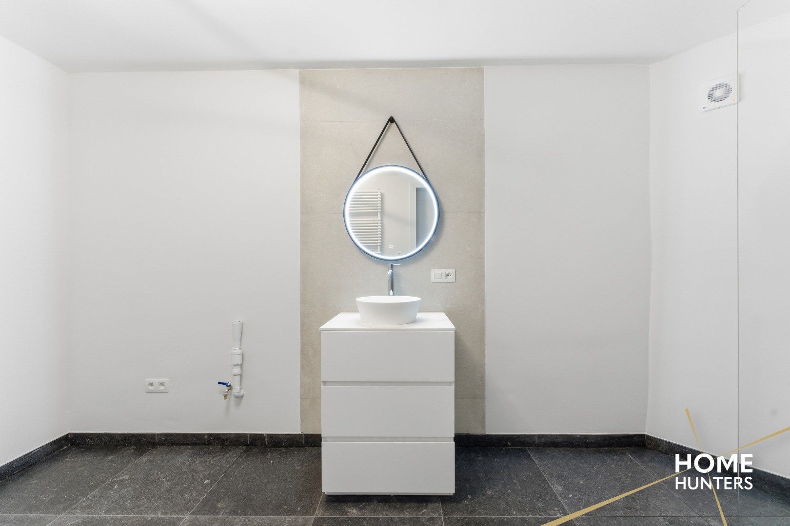 Ruim éénslaapkamer appartement met uniek zicht op het astridpark en de Sint Maartens Kathedraal te Ieper foto 19