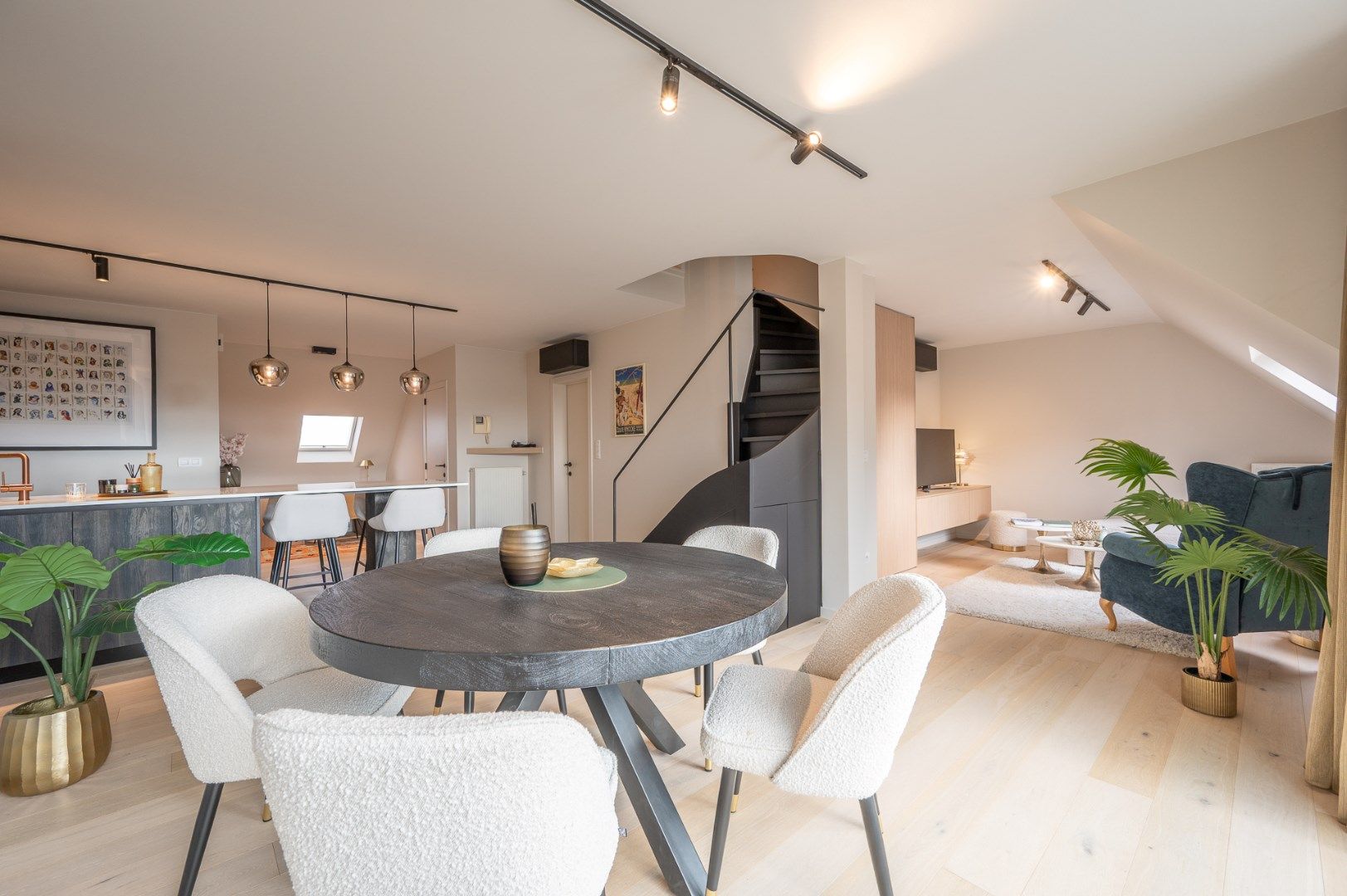 Volledig gerenoveerde duplex penthouse met 3 volwaardige slaapkamers in het centrum van Knokke. foto {{pictureIndex}}