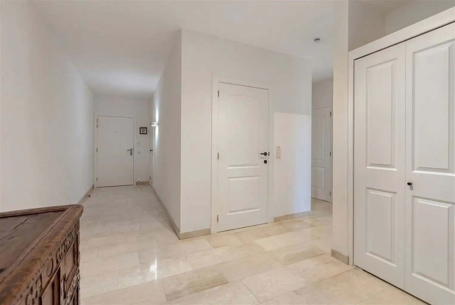 Prachtig, uitzonderlijk ruim appartement met 2 slaapkamers, 2 terrassen en inpandige garagebox, gelegen nabij het centrum van Maaseik. foto 12