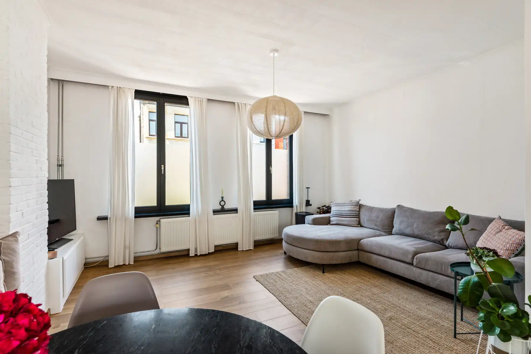 Een verrassend ruime woning met garage en zonnige koer foto 4