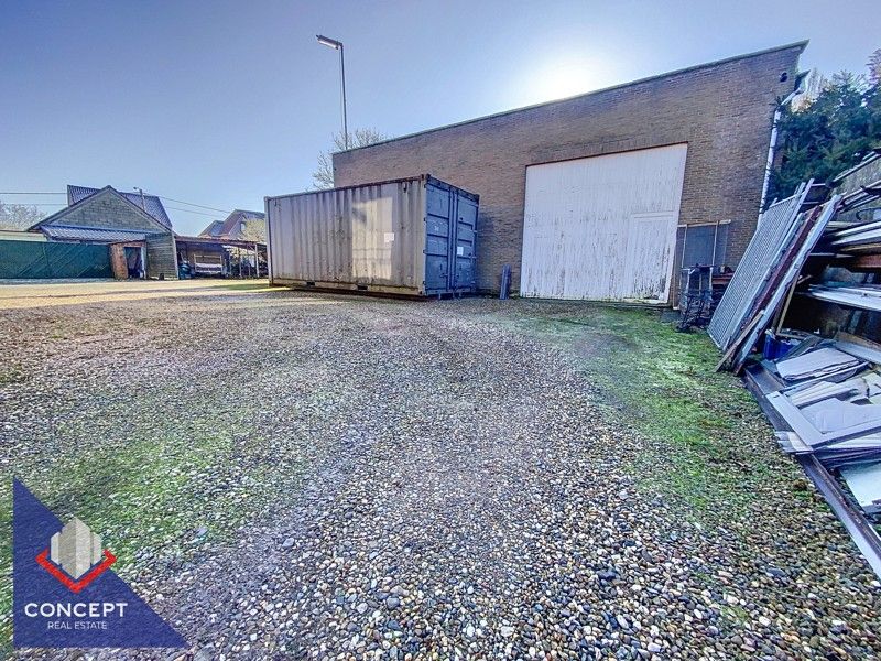 Loods van 300m² met ruime woning op perceel van 28a40ca foto {{pictureIndex}}