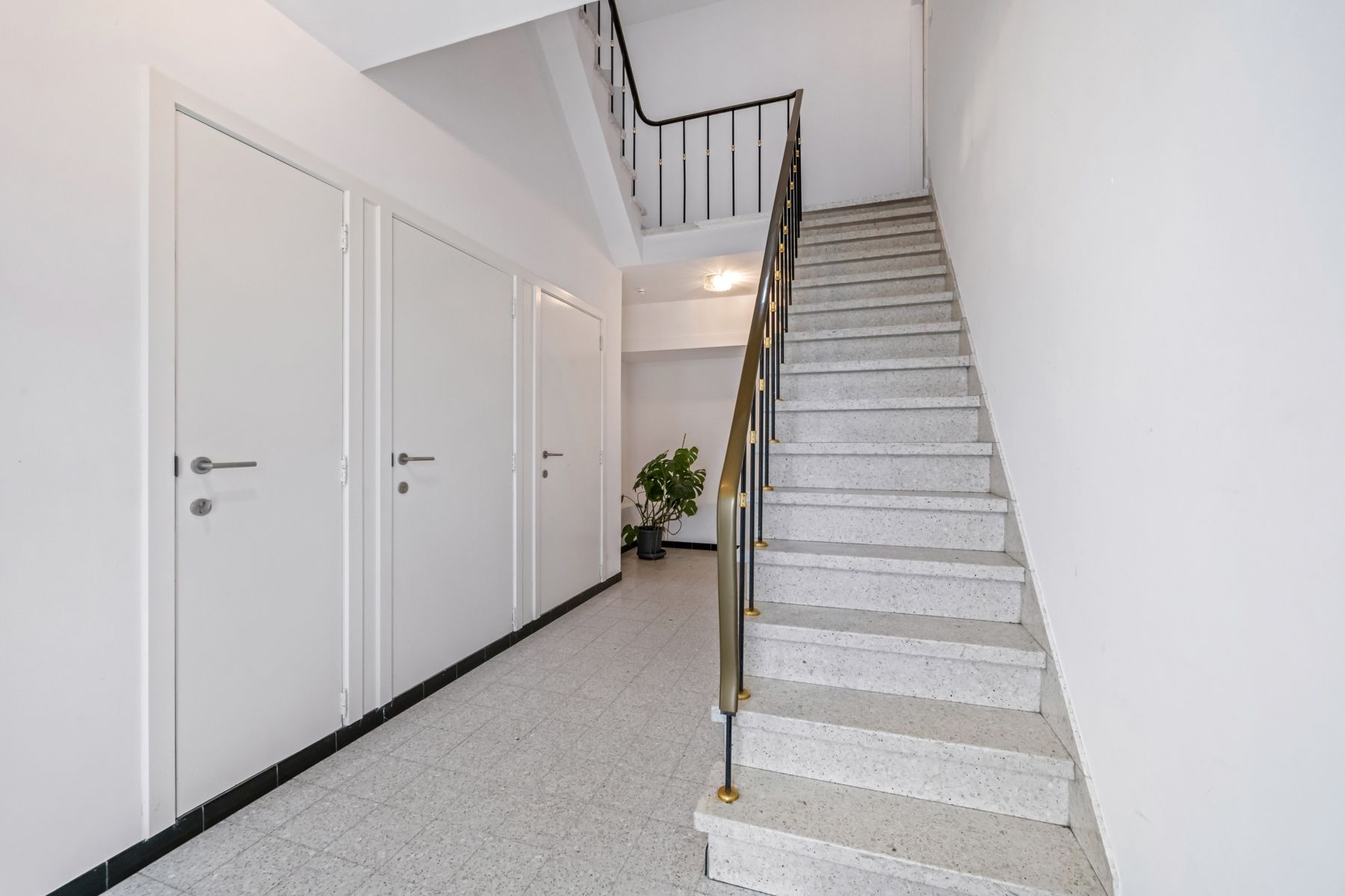 Ruim 2slpk-appartement (1e verd.) met Z-gericht terras. foto 14