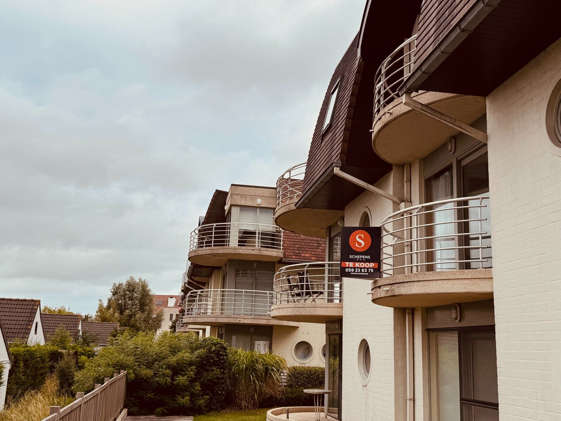 leuke studio te koop in de Blutsyde Promenade te Bredene. bestaat uit: inkom, luchtige woonkamer, terras, open ingerichte keuken, badkamer met bad en toilet. Er is een openlucht zwembad in het domein. Mogelijkheid tot aankoop van een parking . (prijs: 18.000 euro). foto {{pictureIndex}}