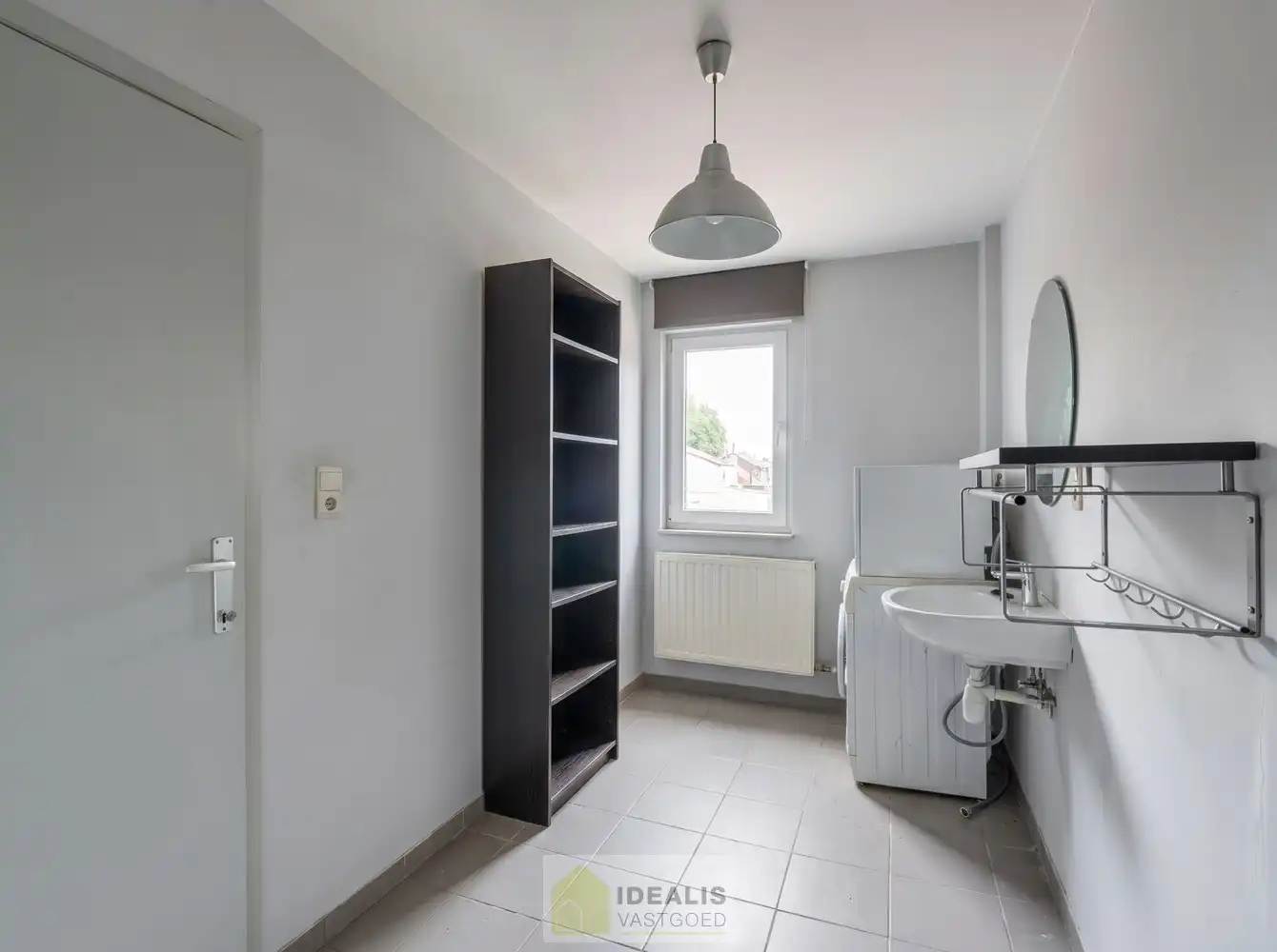 IDEALIS VASTGOED – CHARMANTE EENGEZINSWONING TE WIJCHMAAL, PEER! Deze woning omvat ca. 70m² bewoonbare oppervlakte op een perceel van ca. 1a33ca met op het gelijkvloers woonkamer en keuken en op de verdieping slaapkamer, nachthal en badkamer. Uiterst geschikt voor kandidaten op zoek naar een betaalbare woning. foto 7